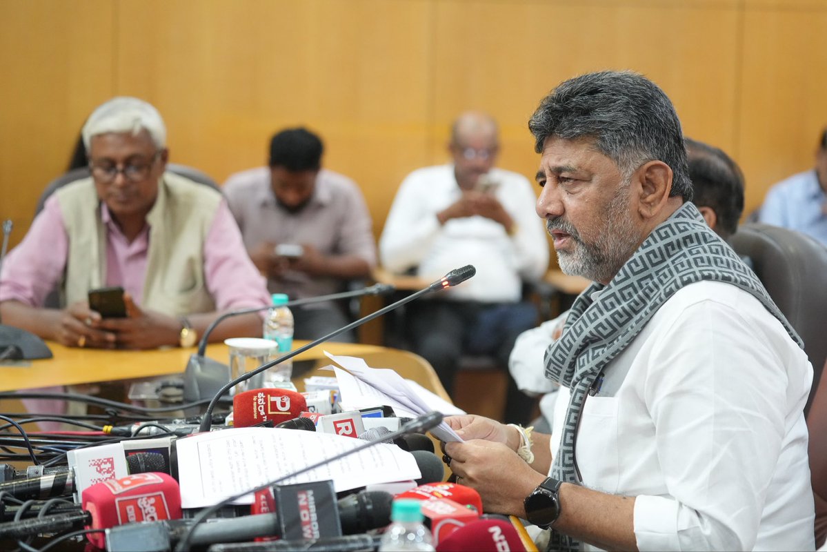 CMofKarnataka's tweet photo. ರಾಜ್ಯದ ಹಿತ ಕಾಯಲು ನಾವು ಬದ್ಧ

ಕಾವೇರಿ ನೀರಿನ ವಿಚಾರವಾಗಿ ಕಾನೂನು ತಜ್ಞರ ಸಲಹೆ ಹಾಗೂ ವಿರೋಧ ಪಕ್ಷಗಳ ನಾಯಕರನ್ನು ವಿಶ್ವಾಸಕ್ಕೆ ಪಡೆದ ಬಳಿಕ ಮುಂದಿನ ತೀರ್ಮಾನ ಮಾಡಲಾಗುವುದು. ನಿತ್ಯ 3,500 ಕ್ಯೂಸೆಕ್ ನೀರನ್ನು ತಮಿಳುನಾಡಿಗೆ ಹರಿಸಬೇಕು ಎಂದು ಕಾವೇರಿ ನೀರು ನಿಯಂತ್ರಣ ಸಮಿತಿ (CWRC) ಆದೇಶ ನೀಡಿದೆ. ಈ ಹಿಂದೆ 2016, 2017, 2018, 2023ರ ಸಂಕಷ್ಟ ಕಾಲದಲ್ಲೂ ಇಂತಹ ಆದೇಶಗಳು ಬಂದಿದ್ದವು. 

ಕರ್ನಾಟಕ ಹಾಗೂ ತಮಿಳುನಾಡು ಗಡಿ ಭಾಗದಲ್ಲಿರುವ ಬಿಳಿಗುಂಡ್ಲುವಿಗೆ 3,500 ಕ್ಯೂಸೆಕ್ ನೀರನ್ನು ಹರಿಸಲು ನೀಡಿರುವ ಆದೇಶದ ವಿರುದ್ಧ ನಾವು ಕಾವೇರಿ ನೀರು ನಿರ್ವಹಣಾ ಪ್ರಾಧಿಕಾರ (CWMA) ಮುಂದೆ ಮೇಲ್ಮನವಿ ಸಲ್ಲಿಸಿದ್ದೆವು. ಬಸವರಾಜ ಬೊಮ್ಮಾಯಿ ಅವರ ಅವಧಿಯಲ್ಲಿದ್ದ ಸಲಹೆಗಾರರನ್ನೇ ನಾವು ಮುಂದುವರಿಸಿದ್ದು, ಅವರು ಸಭೆಯಲ್ಲಿ ಭಾಗವಹಿಸಿ ವಾದ ಮಂಡಿಸಿದ್ದಾರೆ. ನಮ್ಮ ಅಡ್ವೋಕೇಟ್ ಜನರಲ್ ಹಾಗೂ ಎಸಿಎಸ್ ಅವರು ನೀರು ಹರಿಸುವ ಪ್ರಮಾಣ ಕಡಿಮೆ ಮಾಡಿ ಕಾಲಾವಕಾಶ ನೀಡುವಂತೆ ಮನವಿ ಮಾಡಿದ್ದರು. ಆದರೆ ತಮಿಳುನಾಡು ತಮಗೆ ಹೆಚ್ಚಿನ ನೀರು ಬಿಡಬೇಕು ಎಂದು ವಾದಿಸಿತು.

ಕಳೆದ 3 ವರ್ಷಗಳಲ್ಲಿ ಉತ್ತಮ ಮಳೆಯಾಗಿರುವ ಕಾರಣಕ್ಕೆ, ಕಳೆದ ವರ್ಷ ಜೂನ್ ತಿಂಗಳಲ್ಲೇ ಕೆಆರ್‌ಎಸ್ ಜಲಾಶಯಕ್ಕೆ ಬಾಗಿನ ಅರ್ಪಿಸಲಾಗಿತ್ತು ಮತ್ತು 177 ಟಿಎಂಸಿ ಬದಲಾಗಿ 400ಕ್ಕೂ ಹೆಚ್ಚು ಟಿಎಂಸಿ ನೀರು ಹರಿದು ಸಮುದ್ರ ಸೇರಿತ್ತು.
ಪ್ರಸ್ತುತ ನಮ್ಮ ಜಲಾಶಯಗಳ ನೀರು ಶೇಖರಣೆಯ ಮಾಹಿತಿ ಮುಚ್ಚಿಡಲು ಸಾಧ್ಯವಿಲ್ಲ; ಹಾರಂಗಿಯಲ್ಲಿ 95%, ಕಬಿನಿಯಲ್ಲಿ 83%, ಹೇಮಾವತಿಯಲ್ಲಿ 67% ಹಾಗೂ ಕೆಆರ್‌ಎಸ್‌ನಲ್ಲಿ 36% ನೀರಿದೆ.‌ ನಮ್ಮ ಅಣೆಕಟ್ಟುಗಳ ಒಳಹರಿವು 25,000 ಕ್ಯೂಸೆಕ್‌ನಷ್ಟಿದ್ದು, ಅದರಲ್ಲಿ ತಮಿಳುನಾಡಿಗೆ ದಿನಕ್ಕೆ 3,500 ಕ್ಯೂಸೆಕ್ ನಂತೆ 15 ದಿನಕ್ಕೆ 4.5 ಟಿಎಂಸಿ ನೀರು ಹರಿಸಲು ಸೂಚಿಸಲಾಗಿದೆ. ಒಳಹರಿವು ಚೇತರಿಸಿಕೊಂಡಿರುವುದು ಸಮಾಧಾನಕರ ವಿಚಾರ. ಆದರೂ ರೈತರ ಹಾಗೂ ಕುಡಿಯುವ ನೀರಿನ ರಕ್ಷಣೆ ಮಾಡುವುದು ಸರ್ಕಾರದ ಕರ್ತವ್ಯ. 

ಮೇಲ್ಮನವಿ ಸಲ್ಲಿಸುವ ಮುನ್ನವೇ 3 ಕೇಂದ್ರ ಸಚಿವರು ಸೇರಿದಂತೆ 36 ಸಂಸದರ ಸರ್ವಪಕ್ಷ ಸಭೆ ನಡೆಸಲಾಗಿತ್ತು. ಪ್ರಹ್ಲಾದ್ ಜೋಷಿ, ವಿ. ಸೋಮಣ್ಣ ಹಾಗೂ ಶೋಭಾ ಕರಂದ್ಲಾಜೆ ಅವರಿಗೆ ಮೇಲ್ಮನವಿ ಪ್ರತಿ ಕಳುಹಿಸಿಕೊಡಲಾಗಿದ್ದು, ಅವರು ಕೂಡ ಕೇಂದ್ರ ಸರ್ಕಾರದ ಮೇಲೆ ಒತ್ತಡ ಹೇರಿದ್ದಾರೆ. ತಮಿಳುನಾಡಿನವರು 9.94 ಟಿಎಂಸಿ ನೀರು ಕೇಳಿದ್ದರೂ ಸಮಿತಿ ಅದರ ಅರ್ಧದಷ್ಟು ಸೂಚಿಸಿದೆ. ಈ ಎಲ್ಲಾ ವಿಚಾರಗಳನ್ನು ಚರ್ಚಿಸಲು ಭಾನುವಾರ ಎಲ್ಲಾ ಮಾಜಿ ಮುಖ್ಯಮಂತ್ರಿಗಳು, ಕಾವೇರಿ ಭಾಗದ ಶಾಸಕರು ಮತ್ತು ಸಂಸದರ ಸರ್ವಪಕ್ಷಗಳ ಸಭೆ ಕರೆಯಲಾಗಿದೆ. ಅದಕ್ಕೂ ಮುನ್ನ ನಮ್ಮ ಕಾನೂನು ತಂಡ, ಡಾ. ಜಿ. ಪರಮೇಶ್ವರ್, ರಾಮಲಿಂಗಾ ರೆಡ್ಡಿ ಅವರು ಹಾಗೂ ಅಧಿಕಾರಿಗಳ ಜೊತೆ ಚರ್ಚಿಸಲಾಗಿದೆ.

ಜುಲೈ ಅಂತ್ಯದವರೆಗೆ ನಾವು ತಮಿಳುನಾಡಿಗೆ ಹರಿಸಿರುವುದು ಕೇವಲ 0.6 ಟಿಎಂಸಿ ನೀರು ಮಾತ್ರ. ಇದು ಕಳೆದ 100 ವರ್ಷಗಳಲ್ಲೇ ಅತ್ಯಂತ ಕಡಿಮೆ ಪ್ರಮಾಣದ ನೀರಾಗಿದೆ. ಇದು ಅಣೆಕಟ್ಟುಗಳಿಂದ ಬಿಟ್ಟ ನೀರಲ್ಲ, ಬೆಂಗಳೂರು ಸುತ್ತಮುತ್ತ ಬಿದ್ದ ಮಳೆಯ ನೀರು. ಆಗಸ್ಟ್ 13ರ ಬಂದ್ ಕರೆಗೆ ಸಂಬಂಧಿಸಿದಂತೆ, ಸರ್ಕಾರವೇ ನಿಮ್ಮ ಪರವಾಗಿರುವುದರಿಂದ ಬಂದ್ ಮಾಡುವ ಅಗತ್ಯವಿಲ್ಲ ಮತ್ತು ಬಂದ್‌ನಿಂದ ಪರಿಹಾರ ಸಿಗುವುದಿಲ್ಲ, ಸಾರ್ವಜನಿಕರಿಗೆ ತೊಂದರೆಯಾಗಬಾರದು ಎಂದು ನ್ಯಾಯಾಲಯದ ತೀರ್ಮಾನಗಳ ಹಿನ್ನೆಲೆಯಲ್ಲಿ ನಮ್ರತೆಯಿಂದ ಮನವಿ ಮಾಡುತ್ತೇನೆ.

ತಮಿಳುನಾಡು ಮುಖ್ಯಮಂತ್ರಿಗಳ ಕಚೇರಿಯಿಂದ ಪತ್ರ ಬಂದಿದ್ದು, ಅವರು ತಂಡದೊಂದಿಗೆ ಆಗಸ್ಟ್ 3ರಂದು ಕರ್ನಾಟಕಕ್ಕೆ ಭೇಟಿ ನೀಡಲು ತೀರ್ಮಾನಿಸಲಾಗಿತ್ತು. ಆದರೆ ಈಗಿನ ವಾತಾವರಣ ಸರಿ ಇಲ್ಲದಿರುವುದರಿಂದ ಈ ಸಭೆಯನ್ನು ಕೆಲ ದಿನಗಳ ಕಾಲ ಮುಂದೂಡಲು ಮನವಿ ಮಾಡುತ್ತೇನೆ. ಪರಿಸ್ಥಿತಿ ತಿಳಿಯಾದ ಬಳಿಕ ಸೌಹಾರ್ದತೆ ಮತ್ತು ಗೌರವಪೂರ್ವಕವಾಗಿ ಆತಿಥ್ಯ ನೀಡಿ ಸಮಸ್ಯೆ ಬಗೆಹರಿಸಿಕೊಳ್ಳಲು ಚರ್ಚಿಸಲಾಗುವುದು.

- ಸನ್ಮಾನ್ಯ ಮುಖ್ಯಮಂತ್ರಿಗಳಾದ ಶ್ರೀ @DKShivakumar ಅವರು ಕಾವೇರಿ ನೀರಿನ ವಿಚಾರವಾಗಿ ವಿಧಾನಸೌಧದಲ್ಲಿ ನಡೆದ ಮಾಧ್ಯಮಗೋಷ್ಠಿಯನ್ನು ಉದ್ದೇಶಿಸಿ ಮಾತನಾಡಿದರು.