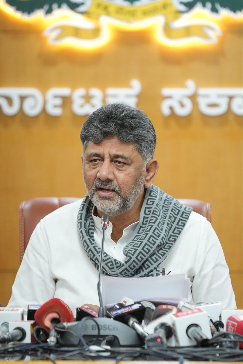 CMofKarnataka's tweet photo. ರಾಜ್ಯದ ಹಿತ ಕಾಯಲು ನಾವು ಬದ್ಧ

ಕಾವೇರಿ ನೀರಿನ ವಿಚಾರವಾಗಿ ಕಾನೂನು ತಜ್ಞರ ಸಲಹೆ ಹಾಗೂ ವಿರೋಧ ಪಕ್ಷಗಳ ನಾಯಕರನ್ನು ವಿಶ್ವಾಸಕ್ಕೆ ಪಡೆದ ಬಳಿಕ ಮುಂದಿನ ತೀರ್ಮಾನ ಮಾಡಲಾಗುವುದು. ನಿತ್ಯ 3,500 ಕ್ಯೂಸೆಕ್ ನೀರನ್ನು ತಮಿಳುನಾಡಿಗೆ ಹರಿಸಬೇಕು ಎಂದು ಕಾವೇರಿ ನೀರು ನಿಯಂತ್ರಣ ಸಮಿತಿ (CWRC) ಆದೇಶ ನೀಡಿದೆ. ಈ ಹಿಂದೆ 2016, 2017, 2018, 2023ರ ಸಂಕಷ್ಟ ಕಾಲದಲ್ಲೂ ಇಂತಹ ಆದೇಶಗಳು ಬಂದಿದ್ದವು. 

ಕರ್ನಾಟಕ ಹಾಗೂ ತಮಿಳುನಾಡು ಗಡಿ ಭಾಗದಲ್ಲಿರುವ ಬಿಳಿಗುಂಡ್ಲುವಿಗೆ 3,500 ಕ್ಯೂಸೆಕ್ ನೀರನ್ನು ಹರಿಸಲು ನೀಡಿರುವ ಆದೇಶದ ವಿರುದ್ಧ ನಾವು ಕಾವೇರಿ ನೀರು ನಿರ್ವಹಣಾ ಪ್ರಾಧಿಕಾರ (CWMA) ಮುಂದೆ ಮೇಲ್ಮನವಿ ಸಲ್ಲಿಸಿದ್ದೆವು. ಬಸವರಾಜ ಬೊಮ್ಮಾಯಿ ಅವರ ಅವಧಿಯಲ್ಲಿದ್ದ ಸಲಹೆಗಾರರನ್ನೇ ನಾವು ಮುಂದುವರಿಸಿದ್ದು, ಅವರು ಸಭೆಯಲ್ಲಿ ಭಾಗವಹಿಸಿ ವಾದ ಮಂಡಿಸಿದ್ದಾರೆ. ನಮ್ಮ ಅಡ್ವೋಕೇಟ್ ಜನರಲ್ ಹಾಗೂ ಎಸಿಎಸ್ ಅವರು ನೀರು ಹರಿಸುವ ಪ್ರಮಾಣ ಕಡಿಮೆ ಮಾಡಿ ಕಾಲಾವಕಾಶ ನೀಡುವಂತೆ ಮನವಿ ಮಾಡಿದ್ದರು. ಆದರೆ ತಮಿಳುನಾಡು ತಮಗೆ ಹೆಚ್ಚಿನ ನೀರು ಬಿಡಬೇಕು ಎಂದು ವಾದಿಸಿತು.

ಕಳೆದ 3 ವರ್ಷಗಳಲ್ಲಿ ಉತ್ತಮ ಮಳೆಯಾಗಿರುವ ಕಾರಣಕ್ಕೆ, ಕಳೆದ ವರ್ಷ ಜೂನ್ ತಿಂಗಳಲ್ಲೇ ಕೆಆರ್‌ಎಸ್ ಜಲಾಶಯಕ್ಕೆ ಬಾಗಿನ ಅರ್ಪಿಸಲಾಗಿತ್ತು ಮತ್ತು 177 ಟಿಎಂಸಿ ಬದಲಾಗಿ 400ಕ್ಕೂ ಹೆಚ್ಚು ಟಿಎಂಸಿ ನೀರು ಹರಿದು ಸಮುದ್ರ ಸೇರಿತ್ತು.
ಪ್ರಸ್ತುತ ನಮ್ಮ ಜಲಾಶಯಗಳ ನೀರು ಶೇಖರಣೆಯ ಮಾಹಿತಿ ಮುಚ್ಚಿಡಲು ಸಾಧ್ಯವಿಲ್ಲ; ಹಾರಂಗಿಯಲ್ಲಿ 95%, ಕಬಿನಿಯಲ್ಲಿ 83%, ಹೇಮಾವತಿಯಲ್ಲಿ 67% ಹಾಗೂ ಕೆಆರ್‌ಎಸ್‌ನಲ್ಲಿ 36% ನೀರಿದೆ.‌ ನಮ್ಮ ಅಣೆಕಟ್ಟುಗಳ ಒಳಹರಿವು 25,000 ಕ್ಯೂಸೆಕ್‌ನಷ್ಟಿದ್ದು, ಅದರಲ್ಲಿ ತಮಿಳುನಾಡಿಗೆ ದಿನಕ್ಕೆ 3,500 ಕ್ಯೂಸೆಕ್ ನಂತೆ 15 ದಿನಕ್ಕೆ 4.5 ಟಿಎಂಸಿ ನೀರು ಹರಿಸಲು ಸೂಚಿಸಲಾಗಿದೆ. ಒಳಹರಿವು ಚೇತರಿಸಿಕೊಂಡಿರುವುದು ಸಮಾಧಾನಕರ ವಿಚಾರ. ಆದರೂ ರೈತರ ಹಾಗೂ ಕುಡಿಯುವ ನೀರಿನ ರಕ್ಷಣೆ ಮಾಡುವುದು ಸರ್ಕಾರದ ಕರ್ತವ್ಯ. 

ಮೇಲ್ಮನವಿ ಸಲ್ಲಿಸುವ ಮುನ್ನವೇ 3 ಕೇಂದ್ರ ಸಚಿವರು ಸೇರಿದಂತೆ 36 ಸಂಸದರ ಸರ್ವಪಕ್ಷ ಸಭೆ ನಡೆಸಲಾಗಿತ್ತು. ಪ್ರಹ್ಲಾದ್ ಜೋಷಿ, ವಿ. ಸೋಮಣ್ಣ ಹಾಗೂ ಶೋಭಾ ಕರಂದ್ಲಾಜೆ ಅವರಿಗೆ ಮೇಲ್ಮನವಿ ಪ್ರತಿ ಕಳುಹಿಸಿಕೊಡಲಾಗಿದ್ದು, ಅವರು ಕೂಡ ಕೇಂದ್ರ ಸರ್ಕಾರದ ಮೇಲೆ ಒತ್ತಡ ಹೇರಿದ್ದಾರೆ. ತಮಿಳುನಾಡಿನವರು 9.94 ಟಿಎಂಸಿ ನೀರು ಕೇಳಿದ್ದರೂ ಸಮಿತಿ ಅದರ ಅರ್ಧದಷ್ಟು ಸೂಚಿಸಿದೆ. ಈ ಎಲ್ಲಾ ವಿಚಾರಗಳನ್ನು ಚರ್ಚಿಸಲು ಭಾನುವಾರ ಎಲ್ಲಾ ಮಾಜಿ ಮುಖ್ಯಮಂತ್ರಿಗಳು, ಕಾವೇರಿ ಭಾಗದ ಶಾಸಕರು ಮತ್ತು ಸಂಸದರ ಸರ್ವಪಕ್ಷಗಳ ಸಭೆ ಕರೆಯಲಾಗಿದೆ. ಅದಕ್ಕೂ ಮುನ್ನ ನಮ್ಮ ಕಾನೂನು ತಂಡ, ಡಾ. ಜಿ. ಪರಮೇಶ್ವರ್, ರಾಮಲಿಂಗಾ ರೆಡ್ಡಿ ಅವರು ಹಾಗೂ ಅಧಿಕಾರಿಗಳ ಜೊತೆ ಚರ್ಚಿಸಲಾಗಿದೆ.

ಜುಲೈ ಅಂತ್ಯದವರೆಗೆ ನಾವು ತಮಿಳುನಾಡಿಗೆ ಹರಿಸಿರುವುದು ಕೇವಲ 0.6 ಟಿಎಂಸಿ ನೀರು ಮಾತ್ರ. ಇದು ಕಳೆದ 100 ವರ್ಷಗಳಲ್ಲೇ ಅತ್ಯಂತ ಕಡಿಮೆ ಪ್ರಮಾಣದ ನೀರಾಗಿದೆ. ಇದು ಅಣೆಕಟ್ಟುಗಳಿಂದ ಬಿಟ್ಟ ನೀರಲ್ಲ, ಬೆಂಗಳೂರು ಸುತ್ತಮುತ್ತ ಬಿದ್ದ ಮಳೆಯ ನೀರು. ಆಗಸ್ಟ್ 13ರ ಬಂದ್ ಕರೆಗೆ ಸಂಬಂಧಿಸಿದಂತೆ, ಸರ್ಕಾರವೇ ನಿಮ್ಮ ಪರವಾಗಿರುವುದರಿಂದ ಬಂದ್ ಮಾಡುವ ಅಗತ್ಯವಿಲ್ಲ ಮತ್ತು ಬಂದ್‌ನಿಂದ ಪರಿಹಾರ ಸಿಗುವುದಿಲ್ಲ, ಸಾರ್ವಜನಿಕರಿಗೆ ತೊಂದರೆಯಾಗಬಾರದು ಎಂದು ನ್ಯಾಯಾಲಯದ ತೀರ್ಮಾನಗಳ ಹಿನ್ನೆಲೆಯಲ್ಲಿ ನಮ್ರತೆಯಿಂದ ಮನವಿ ಮಾಡುತ್ತೇನೆ.

ತಮಿಳುನಾಡು ಮುಖ್ಯಮಂತ್ರಿಗಳ ಕಚೇರಿಯಿಂದ ಪತ್ರ ಬಂದಿದ್ದು, ಅವರು ತಂಡದೊಂದಿಗೆ ಆಗಸ್ಟ್ 3ರಂದು ಕರ್ನಾಟಕಕ್ಕೆ ಭೇಟಿ ನೀಡಲು ತೀರ್ಮಾನಿಸಲಾಗಿತ್ತು. ಆದರೆ ಈಗಿನ ವಾತಾವರಣ ಸರಿ ಇಲ್ಲದಿರುವುದರಿಂದ ಈ ಸಭೆಯನ್ನು ಕೆಲ ದಿನಗಳ ಕಾಲ ಮುಂದೂಡಲು ಮನವಿ ಮಾಡುತ್ತೇನೆ. ಪರಿಸ್ಥಿತಿ ತಿಳಿಯಾದ ಬಳಿಕ ಸೌಹಾರ್ದತೆ ಮತ್ತು ಗೌರವಪೂರ್ವಕವಾಗಿ ಆತಿಥ್ಯ ನೀಡಿ ಸಮಸ್ಯೆ ಬಗೆಹರಿಸಿಕೊಳ್ಳಲು ಚರ್ಚಿಸಲಾಗುವುದು.

- ಸನ್ಮಾನ್ಯ ಮುಖ್ಯಮಂತ್ರಿಗಳಾದ ಶ್ರೀ @DKShivakumar ಅವರು ಕಾವೇರಿ ನೀರಿನ ವಿಚಾರವಾಗಿ ವಿಧಾನಸೌಧದಲ್ಲಿ ನಡೆದ ಮಾಧ್ಯಮಗೋಷ್ಠಿಯನ್ನು ಉದ್ದೇಶಿಸಿ ಮಾತನಾಡಿದರು.