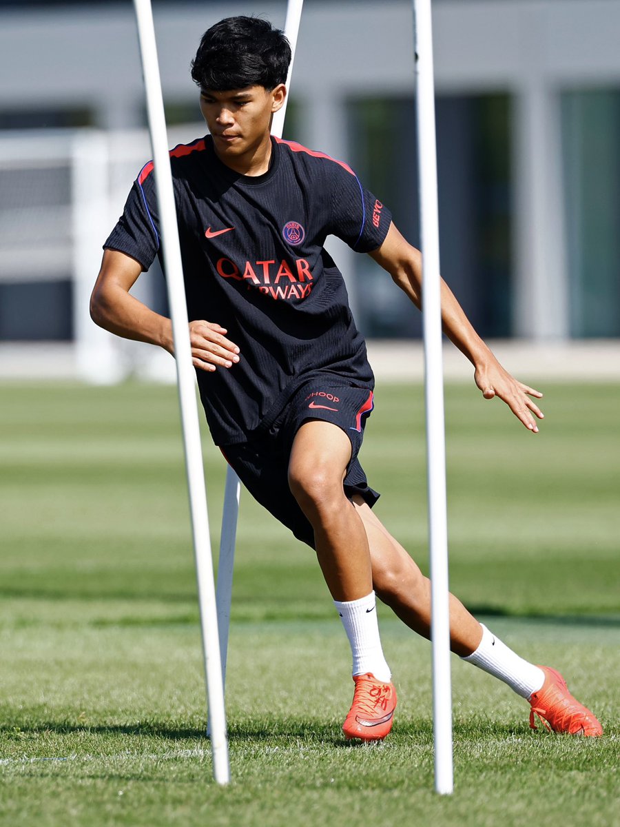 PSG_inside's tweet photo. La prépa’ continue ! 👀 https://t.co/y3dOtTlbHZ