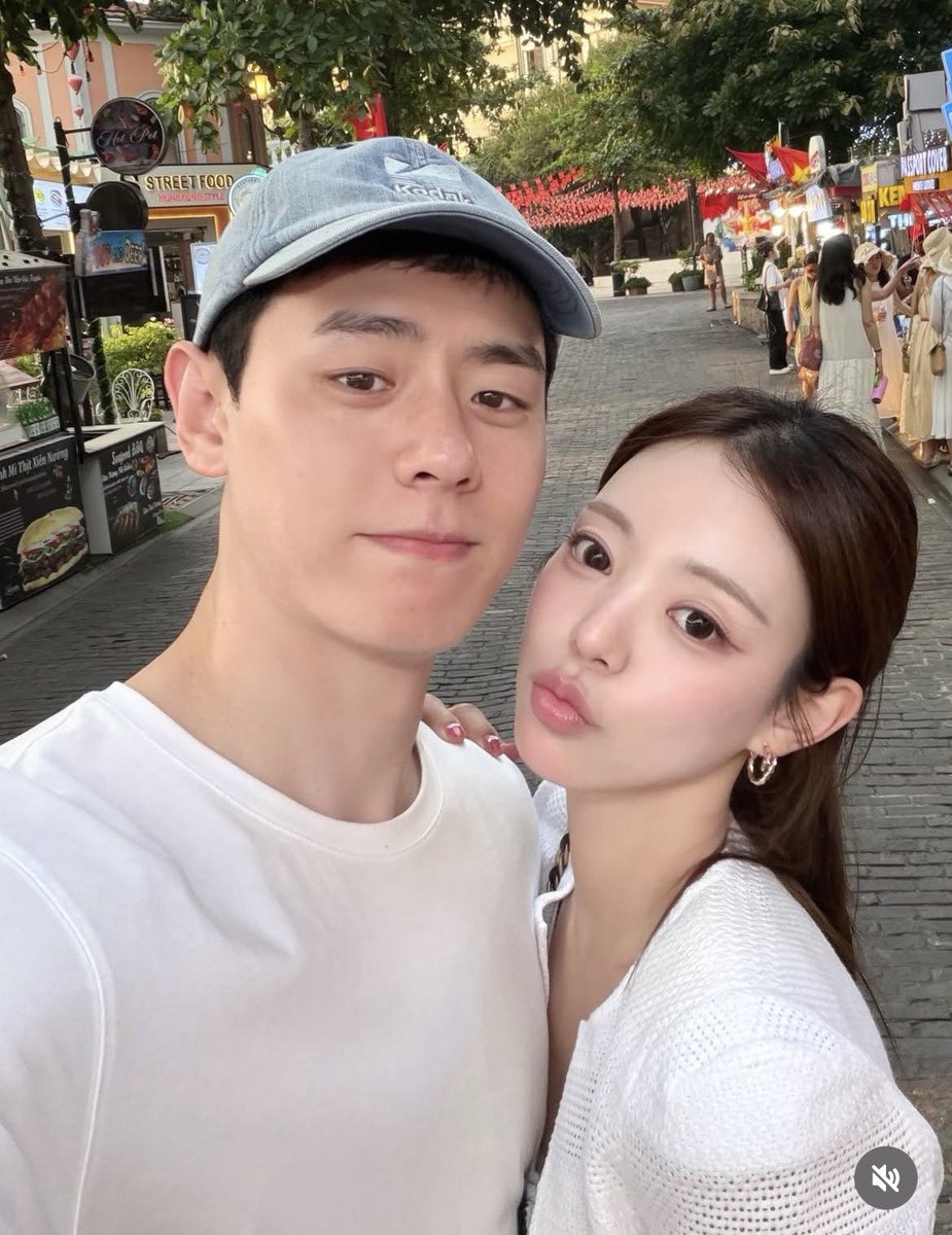 chidchayeol's tweet photo. พอเปิดตัวแล้วก็อวดแฟนฉ่ำ
ชีอึน: พอฝนตก ผมก็หยิกฟูเลย 😵‍💫🩵

#singlesinferno3 https://t.co/FgBtGZQR6m
