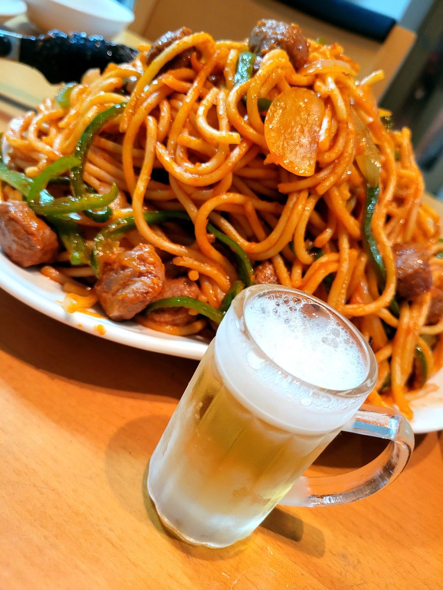 no_life_no_amz's tweet photo. ナポ～リタン🍝

2.2mmの極太麺🎶
一晩寝かせてモッチモチ🤭
結構しっとりめが好きなんだけど、ケチャップだけだと味濃くなっちゃうからね、市販のミートボール(3個セットで売ってるやつ🎶)を使って味付け✨
これ、大正解でした🤭🎶

しかし、作りすぎたかな🙄？
ジョッキ🍺が小さく見えるね🤣🤣🤣 https://t.co/XI5pB9MqNQ