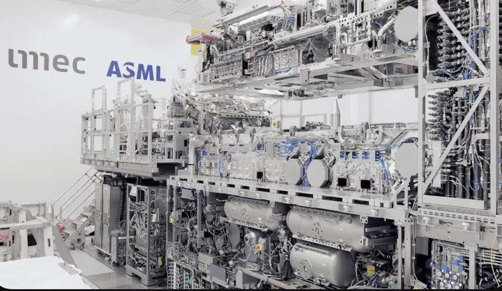 MaracotResearch's tweet photo. Nvidia gets all the hype.

ASML is the real power: the ONLY company that builds the $400M machines needed for advanced AI chips.  

No ASML = no next-gen Nvidia GPUs.

Europe is full of these ignored monopolies at big discounts.

Still only looking at Wall Street? https://t.co/Jzhcm61Obw