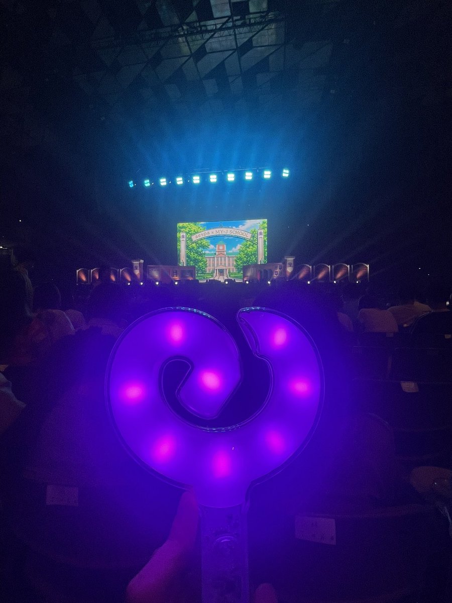 rose______0211's tweet photo. MY-J presents aespa JAPAN FANMEETING 2026 “MY CLASSMaeTE”🏫

久しぶりのアリーナでみんな可愛かったしトロッコめっちゃ近かくてカリナさんと目が合って手振ってくれたの最高でした🥹 https://t.co/r28hC8jONk