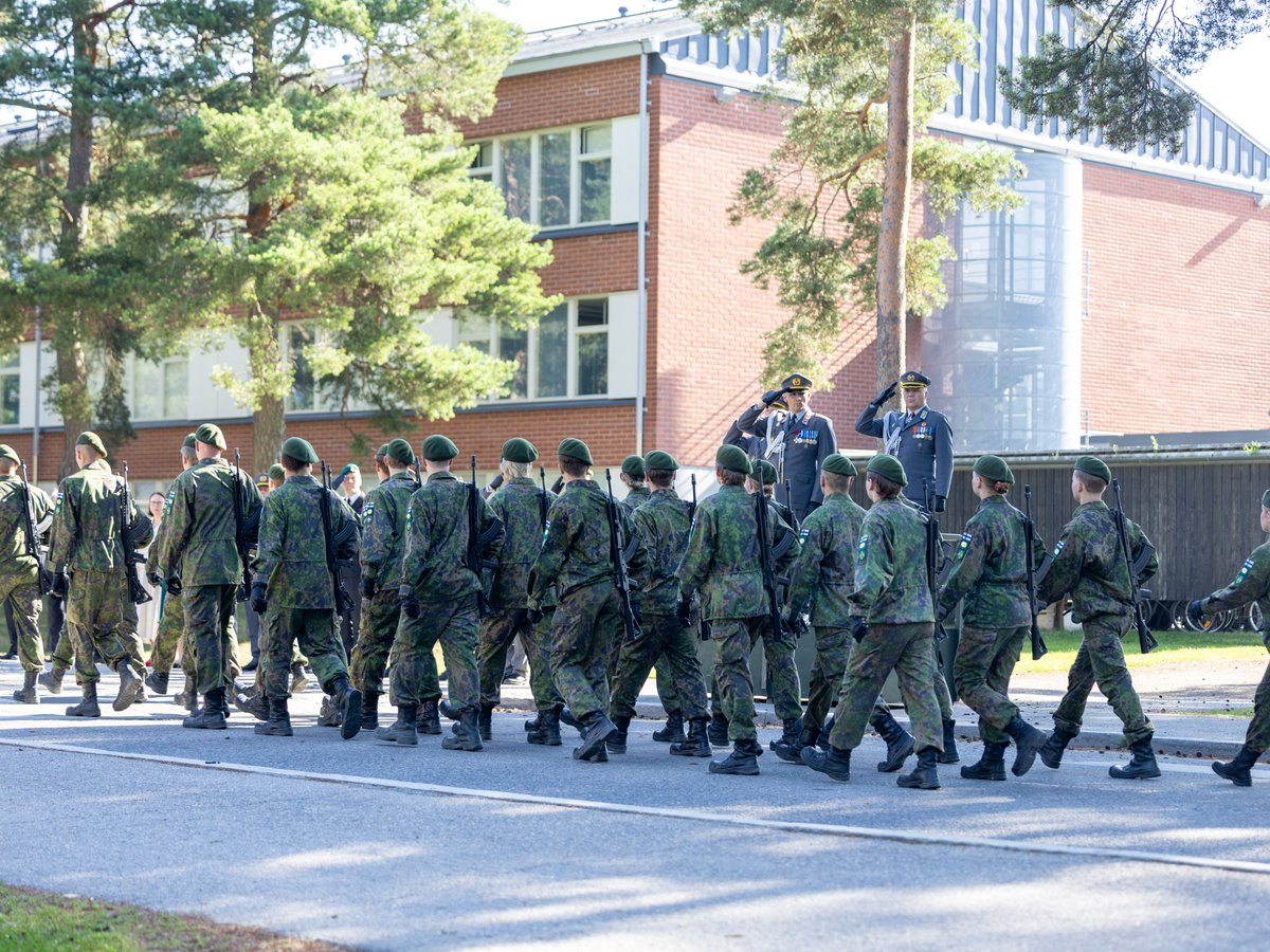 KaartinJR's tweet photo. Uudenmaan jääkäripataljoonan komentaja vaihtuu 1.8.2026. Kaartin jääkärirykmentissä järjestettiin tänään vaihtotilaisuus, jossa majuri Sampo Vainio luovutti tehtävänsä everstiluutnantti Sebastian Kekille.
#maavoimat #kaartjr #uudjp #santahamina https://t.co/TPAjALNmcd