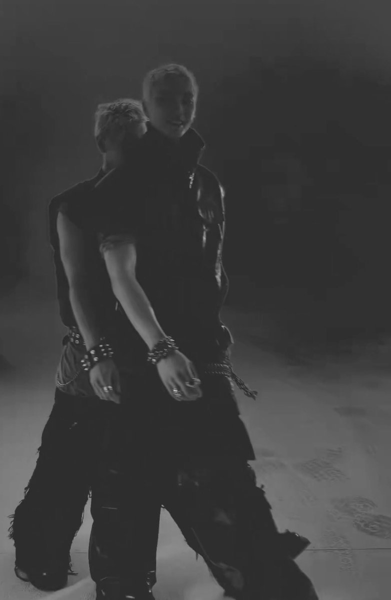 juyonggie's tweet photo. queria entender pq num take eles estão do mesmo tamanho e no outro o johnny comeu 10 cm de altura do taeyong https://t.co/n6evzkdpwC