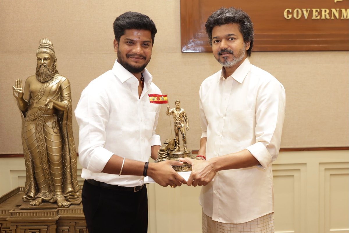 XMovieHolic's tweet photo. Mudhal Amaichar Thiru Vijay avargalin vaalthu petra Aranilayathurai Amaichar Ramesh avargalukku iniya pirandhanaal nalvaazhthukkal. 💐
#TVKVijay #HBDRamesh https://t.co/iCLP37N9hZ