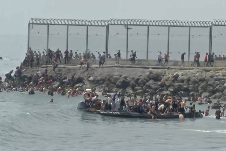 omundoecapitais's tweet photo. Mais de 50 mil imigrantes entraram em Ceuta entre ontem e hoje, afirmaram agências de notícias e jornais espanhóis, citando o Ministério do Interior da Espanha. Ao menos 34 pessoas morreram nessa travessia entre Marrocos e o território espanhol que fica na África. https://t.co/9y1FGc2DE0