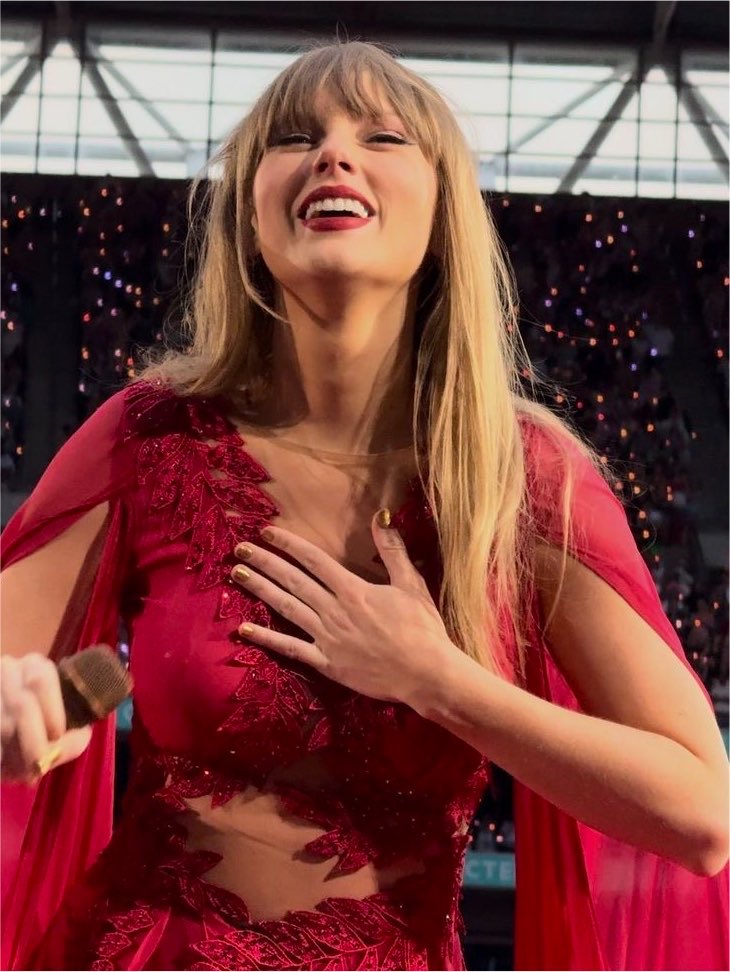 theswiftiegirls's tweet photo. ITS AUGUST EVE 🧂💨🚪✨🫶🏼🌿 https://t.co/ILySDzujCM