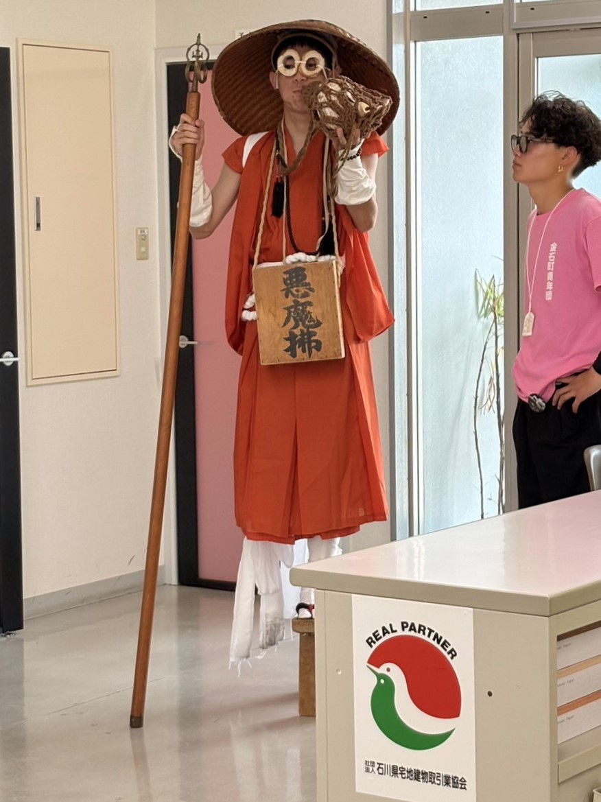 MaruseJ4123's tweet photo. クライマックスは3日目の8月2日。神輿が神社に戻るのに合わせ、金石バスターミナル付近に設けられた「お祭り広場」で、加賀鳶や悪魔払いなどの民俗芸能が披露されます。お祭り広場は16時50分��ろから。ぜひ一度、金石の熱気を見に来てください！

#金沢市 #金石 #夏祭り #花火 https://t.co/yUpfkpR62h