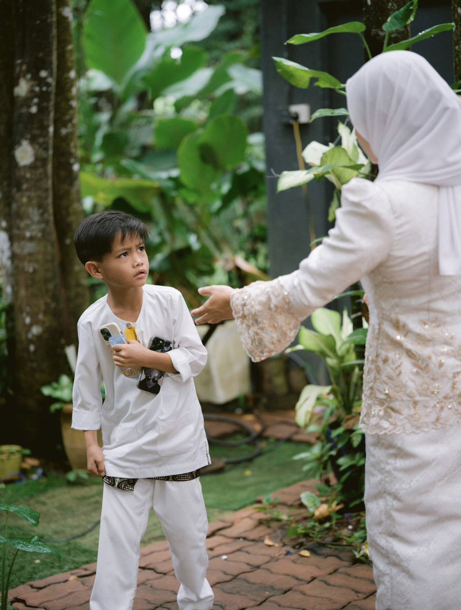 myraaacantik's tweet photo. Every masterpiece has a backstory. This was Yusuff’s. 

Aduhai abang photographer. Time aku marah anak la ko nak snap 📸🤣 https://t.co/cZ1aehxocr
