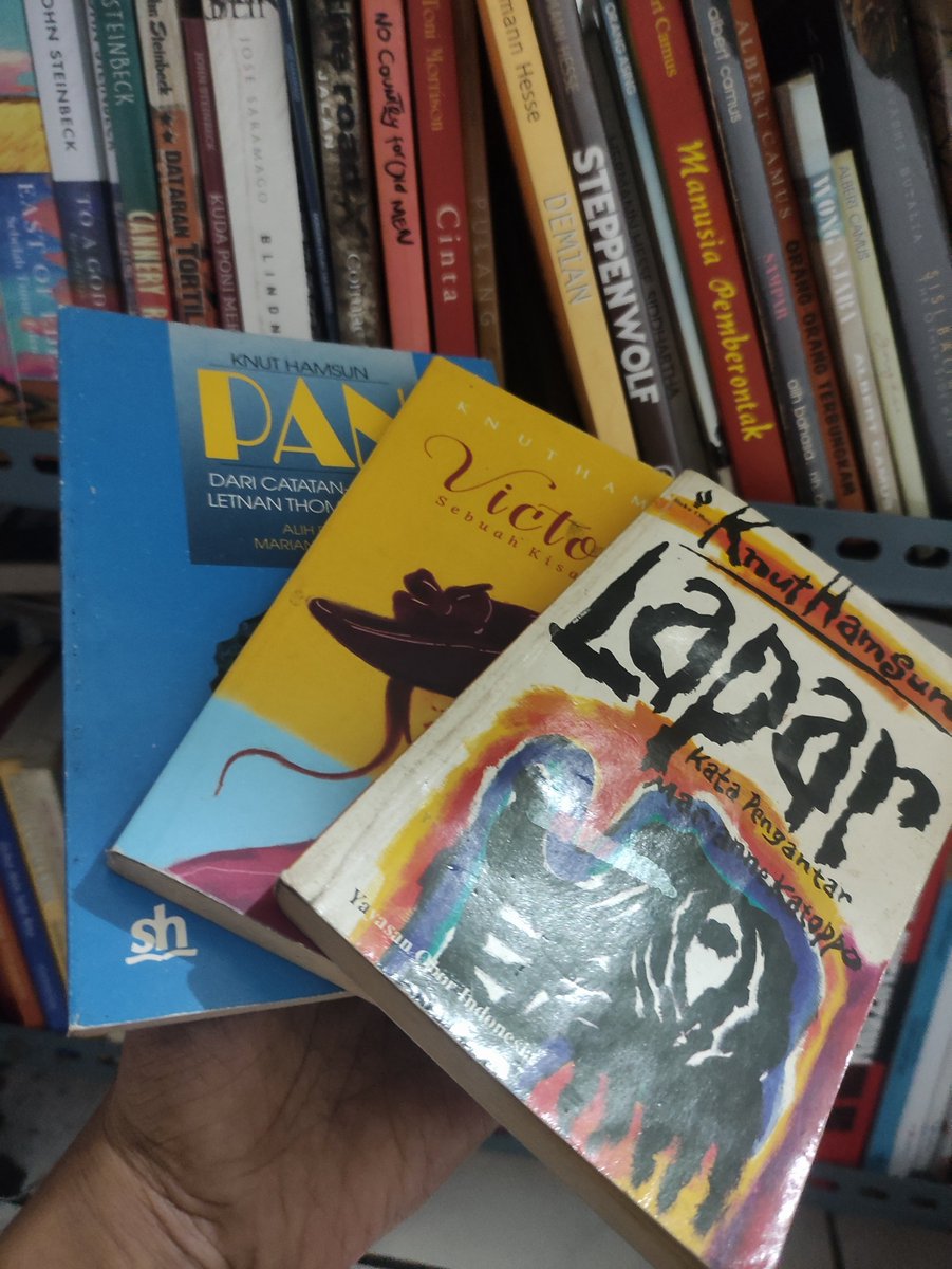 senogp's tweet photo. Di akhir podcast, Dea nanya ke Eka. 

Knu Hamsun atau Herman Melville, Eka menjawab, Knut Hamsun. 

Knut Hamsun atau Gunter Grass = Knut Hamsun

Knut Hamsun atau Mark Twain = Knut Hamsun 

Knut Hamsun atau Faulkner, *Eka ragu2*, tp tetap menjawab Knut Hamsun 

Knut Hamsun atau Gabriel García Márquez = Knut Hamsun

Knut Hamsun atau Roberto Bolãno = Knut Hamsun

Knut Hamsun adalah penulis yang membuat Eka Kurniawan yakin menjadi penulis.

Saya baru ada tiga buku Knut Hamsun terjemahan bahasa Indonesia;
- Lapar
- Pan
- Victoria
