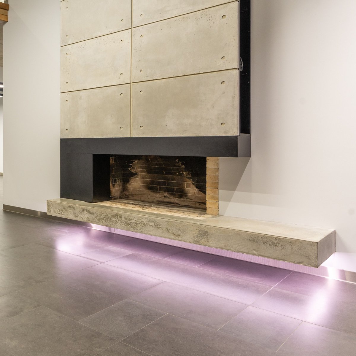 fuzzybeedecor1's tweet photo. Always looking for interesting decor? Here is a unique fireplace design, but what stands out is the recessed LED lighting under its base - that could be used under any floating entertainment center or cabinet! ๐๐
#accentdecor #roomaccents #decor #homedecor #mystyle https://t.co/Yp4nCDWX0m
