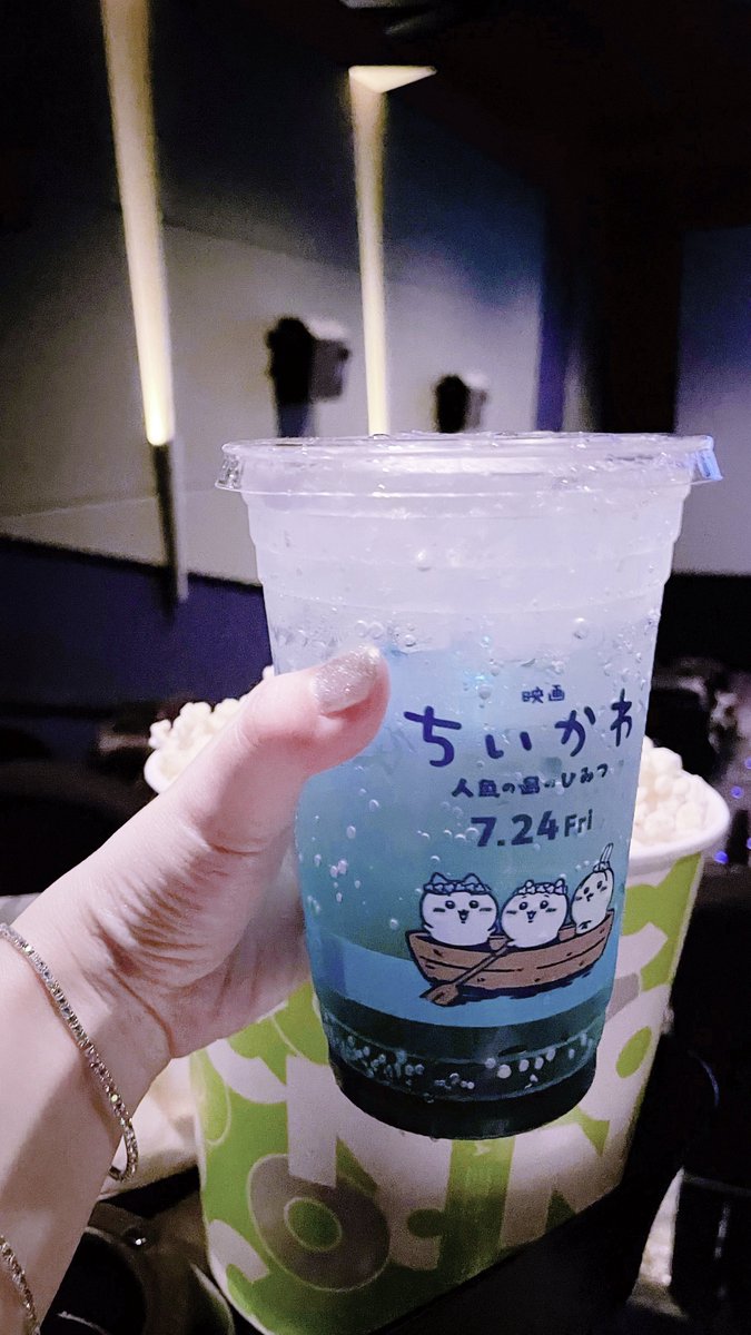 __nenecoco's tweet photo. ちいかわ映画観に行ってきた💗セイレーン編はリアタイでしっかり追ってたからこんな話だったなとか歌こんなリズムなんだなとか色々楽しめた✩*॰¨̮ イオンシネマの限定ドリンクが美味しかった♡ https://t.co/DmlyfqP3gK