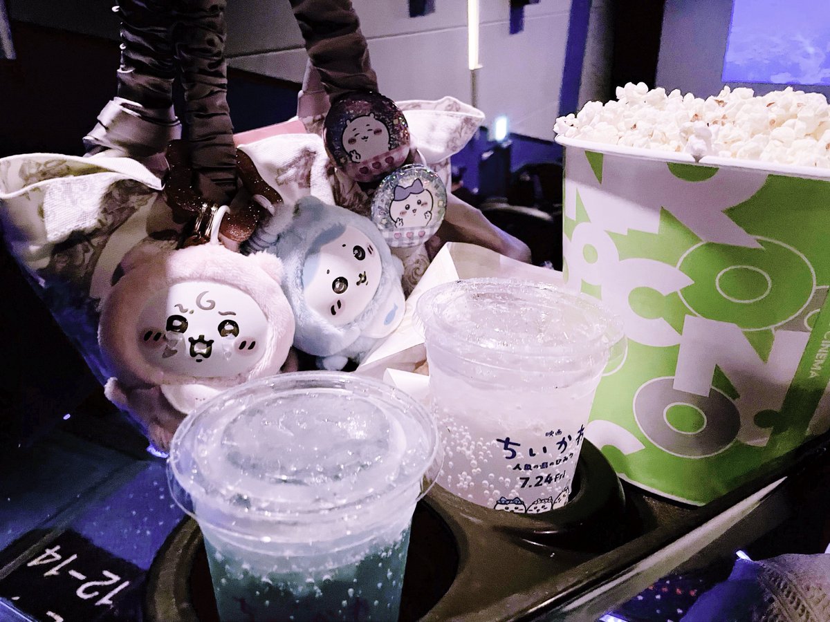 __nenecoco's tweet photo. ちいかわ映画観に行ってきた💗セイレーン編はリアタイでしっかり追ってたからこんな話だったなとか歌こんなリズムなんだなとか色々楽しめた✩*॰¨̮ イオンシネマの限定ドリンクが美味しかった♡ https://t.co/DmlyfqP3gK