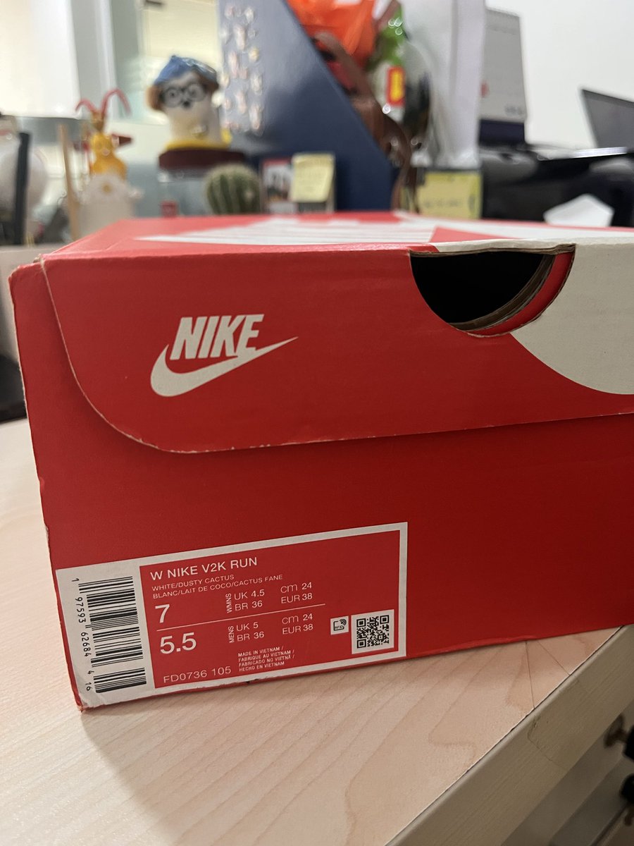 WandaNatassya's tweet photo. @KomunitasMurah 
WTS (Want to Sell)

✨ Nike V2K RUN WHITE /DUSTY CACTUS✨ 
✅ new with tag &amp; box
💯 ORI
✨ ukuran 38 (24 cm), US 7

di jual karena kekecilan😭. invoice dll lengkap 

📍Jakarta Pusat / Selatan
💸Sesuai harga aku beli aja
💌 yang mau tanya boleh DM https://t.co/tBzeDor6A0