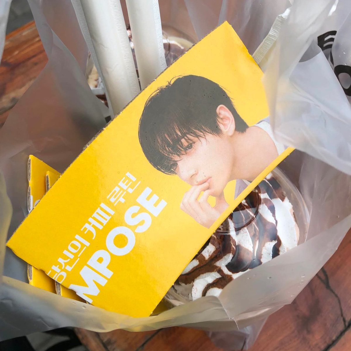 hopeseooks's tweet photo. ⭐️🐯🐻

#ComposeCoffeePH
V FOR COMPOSE COFFEE
COMPOSE COFFEE MODEL V
#TaehyungxComposeCoffee
#VxComposeCoffee https://t.co/94pTgDftWp