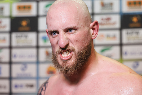 njpw1972's tweet photo. ゲイブ「あいつは“前”になったが、IWGPヘビーチャンピオンになったよな。成長したな。認めてやるよ。だが、まぐれ勝ちのくせに俺を上回ったと思っているなら、大間違いだぞ。ここを仕切っているのは俺だ。お前のベルトはどこだ？このツアーで顔となっている王者は俺だけだ」

https://t.co/DUMuHPQl7g https://t.co/GbmD5Dd1sI