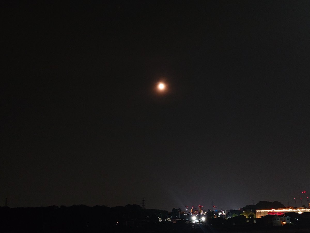OTCHIN1's tweet photo. 小規模な流星群があるらしいが
曇ってる

夜勤中の(o´Д`)y-oO○ https://t.co/yg4nrSgUQu