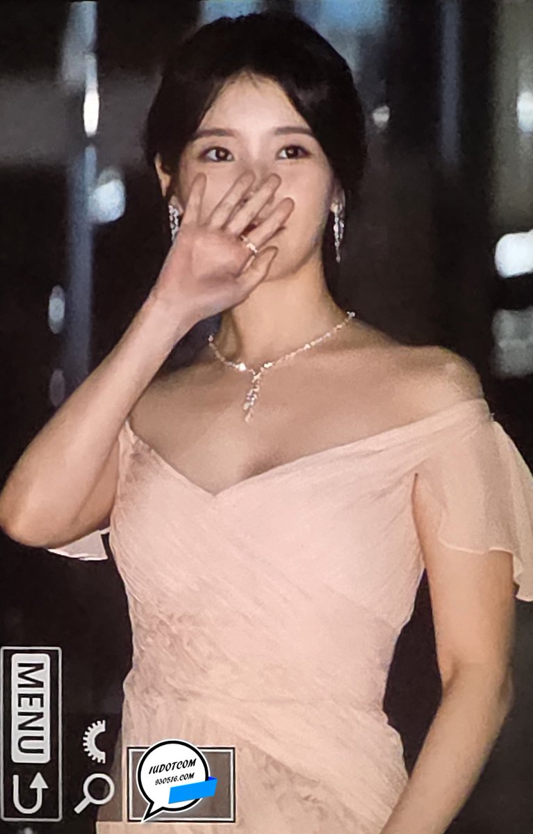 IUdotcom's tweet photo. [260731] 청룡시리즈어워즈 시상식 아이유 직찍 프리뷰
#아이유 #IU https://t.co/Rk1Y4jH3N2