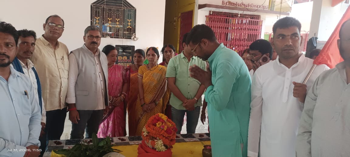 druv_kumar's tweet photo. पावन मिट्टी और पवित्र रथ का लातेहार में हुआ सत्कार,श्रद्धालु, समाज और वरिष्ठ जनों ने लुटाया अपार प्यार।गुरु रविदास जी के समरसता के सन्देश को नमन हमारा,सौभाग्य मिला इस यात्रा का, धन्य हुआ जीवन सारा। @AdityaPdSahu @BJP4India @BJP4Jharkhand @narendramodi @bjpkarmveer @AmitShah https://t.co/slQsrWGGqP