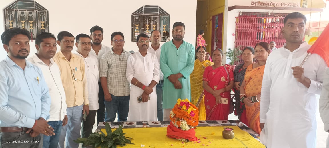 druv_kumar's tweet photo. पावन मिट्टी और पवित्र रथ का लातेहार में हुआ सत्कार,श्रद्धालु, समाज और वरिष्ठ जनों ने लुटाया अपार प्यार।गुरु रविदास जी के समरसता के सन्देश को नमन हमारा,सौभाग्य मिला इस यात्रा का, धन्य हुआ जीवन सारा। @AdityaPdSahu @BJP4India @BJP4Jharkhand @narendramodi @bjpkarmveer @AmitShah https://t.co/slQsrWGGqP