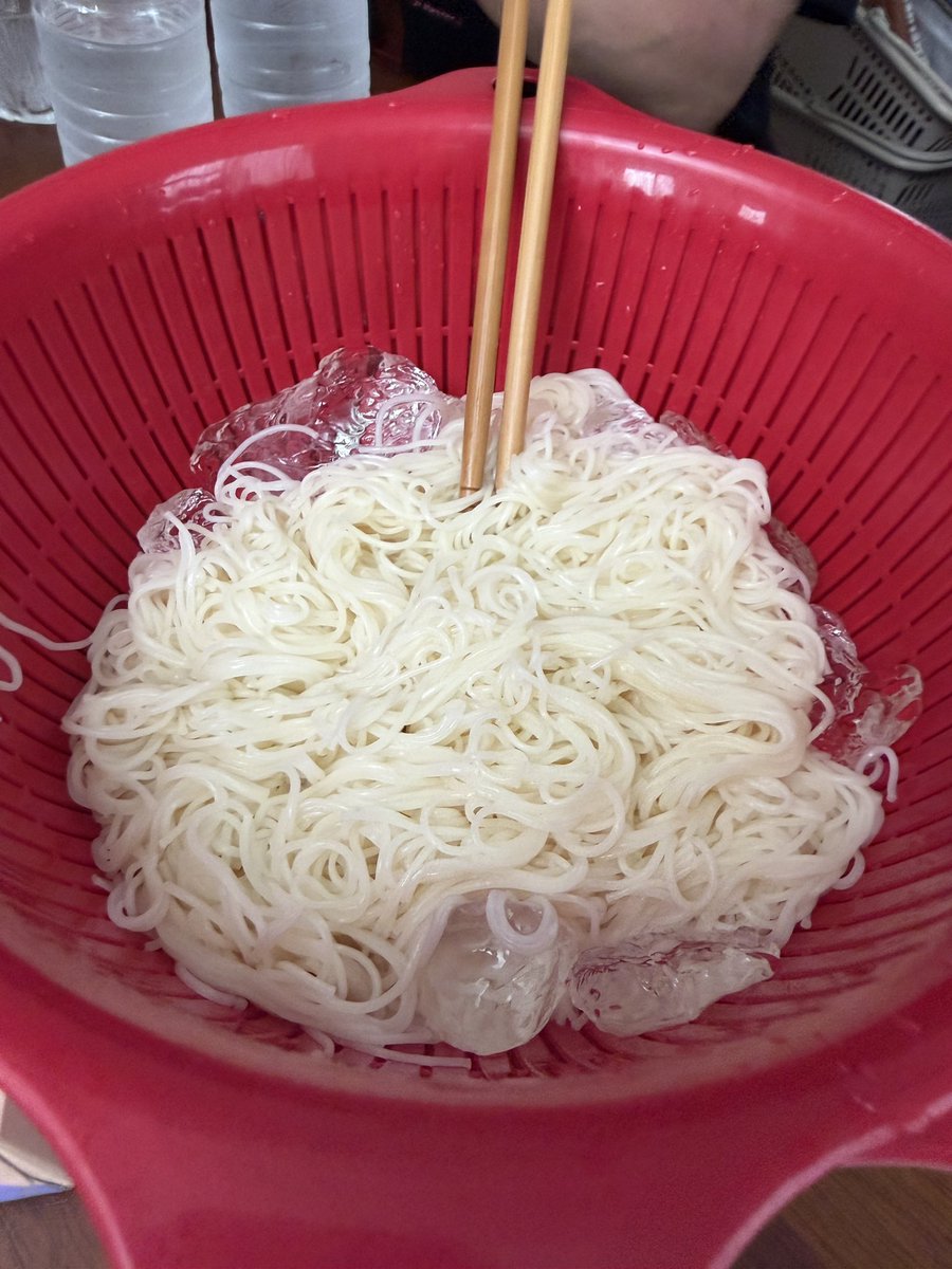 suzuchan316's tweet photo. 今日は撮影でした📸
みんなで素麺食べました🎐
夏を感じました☺️✨️
今日も撮影楽しかったな〜🙌 https://t.co/nlvYofiwAO