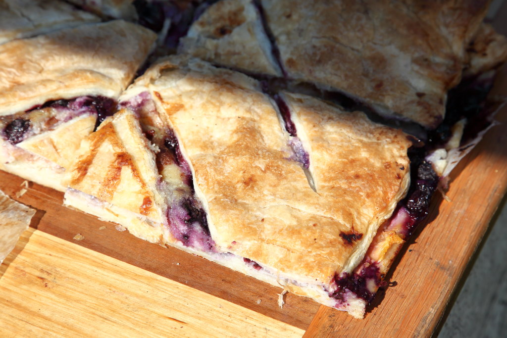 EIT's tweet photo. Blueberry-peach tart, Crown Point Bakery, Keene Farmers Market, Keene, New York https://t.co/nbAzJYcUke