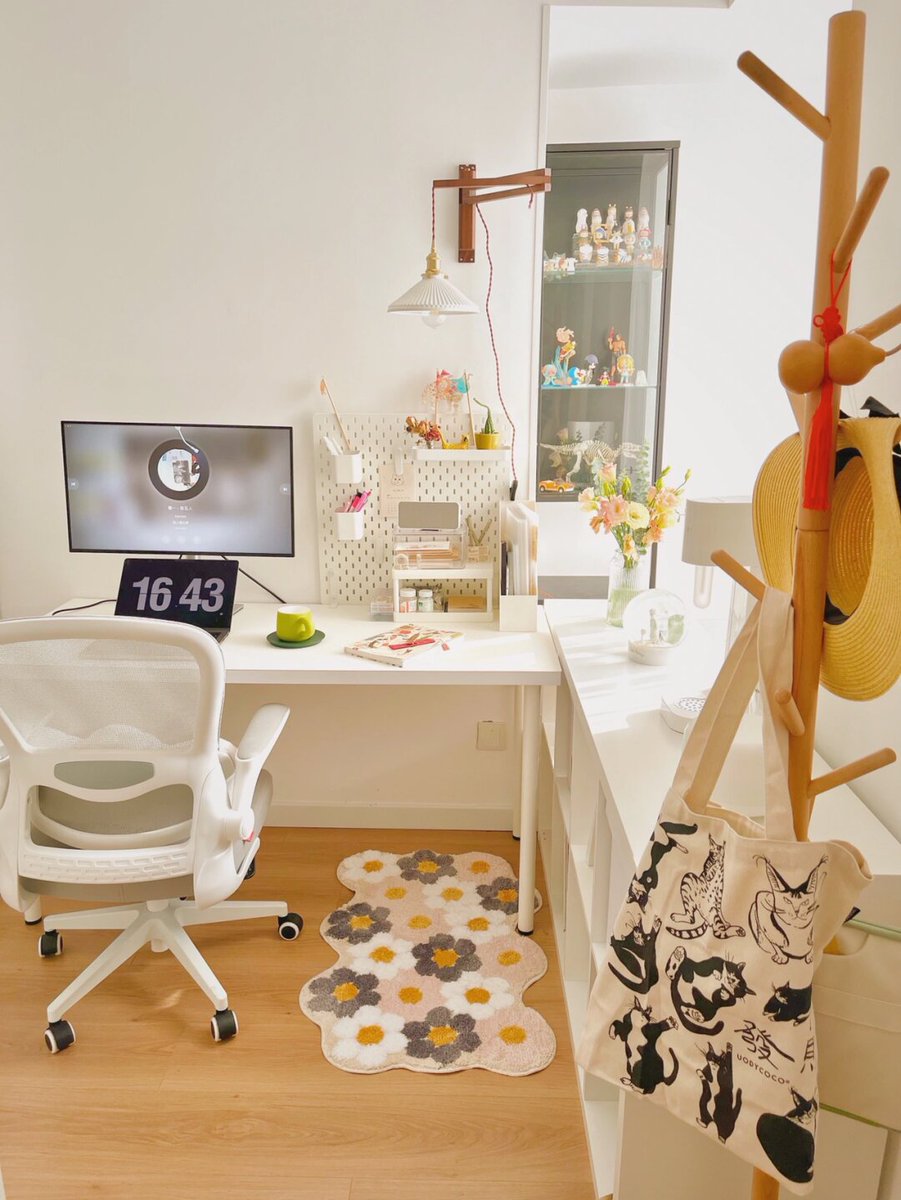 SavannahP55840's tweet photo. Transform your desk into a calm, productive zone: a small potted succulent, a minimalist notebook, and a warm desk lamp make workdays feel so much nicer. https://t.co/Ke17si3lHJ