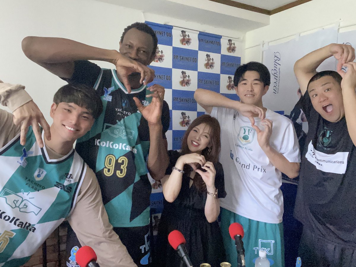 tomiokamiu's tweet photo. 土曜の夜はラジオ番組オバスト❣️

ラジオ番組『富岡美羽のOh! By Story』第259回
8/1(土)夜10時～‼️

8月のゲストさんは、プロバスケットボールチーム3×3🏀YACHIYO FLAGsの選手の皆さんです❣️
(村岡直哉選手／安藤太一選手／シソコ ガウス選手／成田琉晟選手)
3x3 YACHIYOFLAGs/八千代フラッグス 

📻🎶ラジオご聴取はこちらから➡️ https://t.co/1zK57dMwl3

今週のポイントチェック☝

✅ バスケットボール3×3の魅力とは❣️

✅ チームの団結力の秘密

✅ オーナーの〇〇⁉️

どうぞお楽しみに‼️

✉✍今週のメッセージテーマ
『若い世代に伝えたいこと』

どうぞお楽しみに‼️

✉️メールを送って4つの特典をGETしよう❣️😆💕リスナーさんの生電話出演も❗️
私からリスナーさんのお名前をお呼びする愛情たっぷりビデオレタープレゼント💕
メッセージメール宛先👉👉 info@fm-skynetdd.com 
次回ご紹介のメッセージ締切は8/3(月)夜20時です😊

#ラジオ番組オバスト 
#桜Heart 
#プロバスケットボールチームYACHIYOFLAGS 
#FMSKYNETDD
#富岡美羽