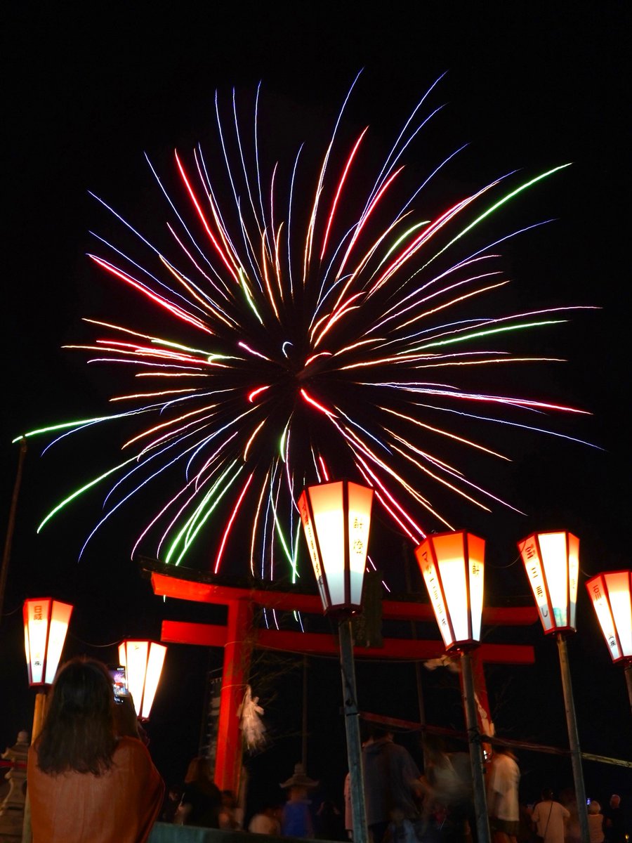 MaruseJ4123's tweet photo. マルセ実業のmarcoです。弊社そばの大野湊神社の夏季大祭（金石夏祭���）が開幕しました！初日の本日は神輿が神社から浜辺の仮殿へ移され、夏越大祓が行われました。20時からの花火大会には、たくさんの住民が仮殿の周辺に集まっていました→ https://t.co/klsHVHSDpi