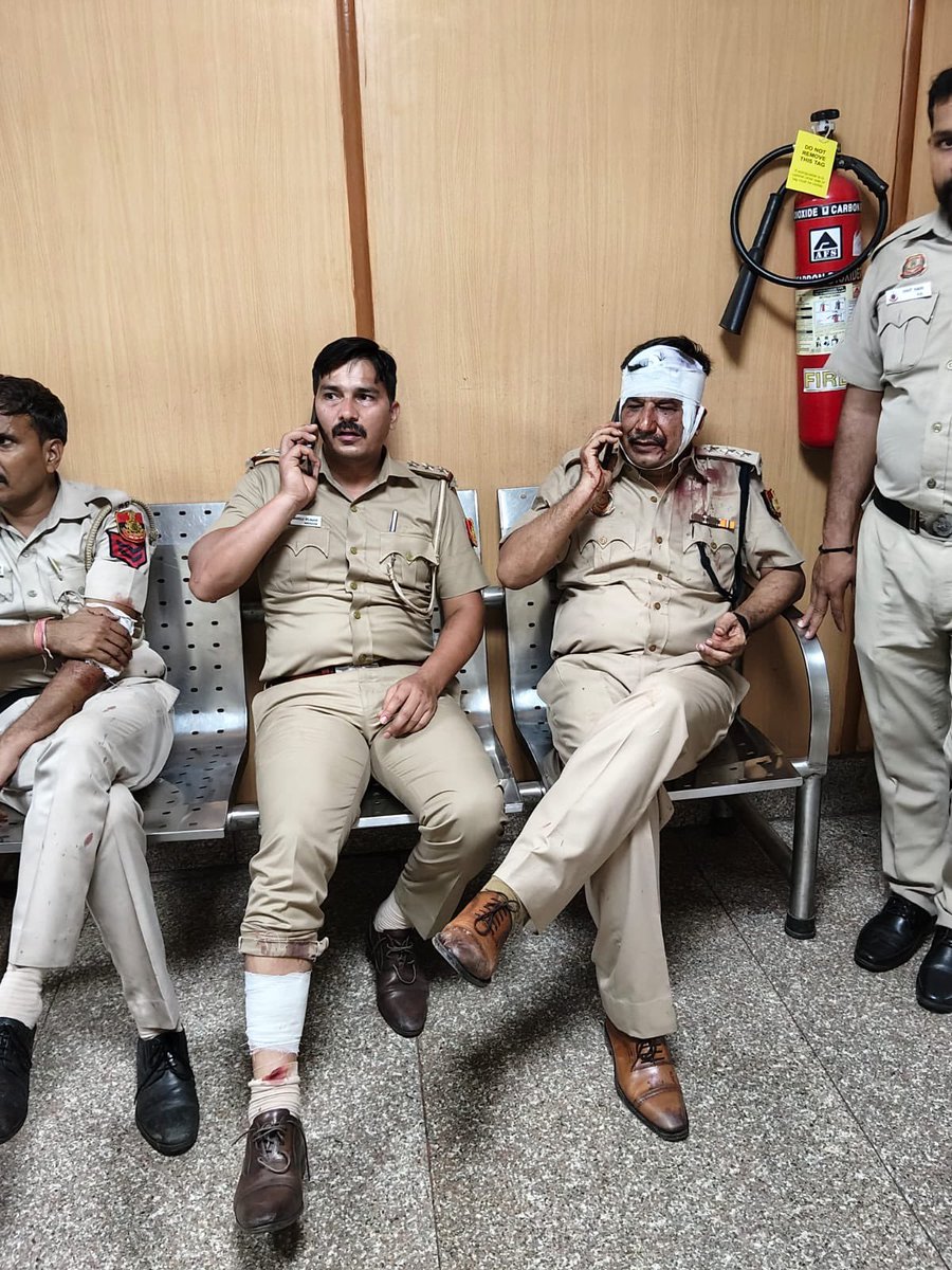 Mrsinha's tweet photo. Moron Cockroches want action against these police officers and no case against those who did it to them... https://t.co/flJ4humgCc