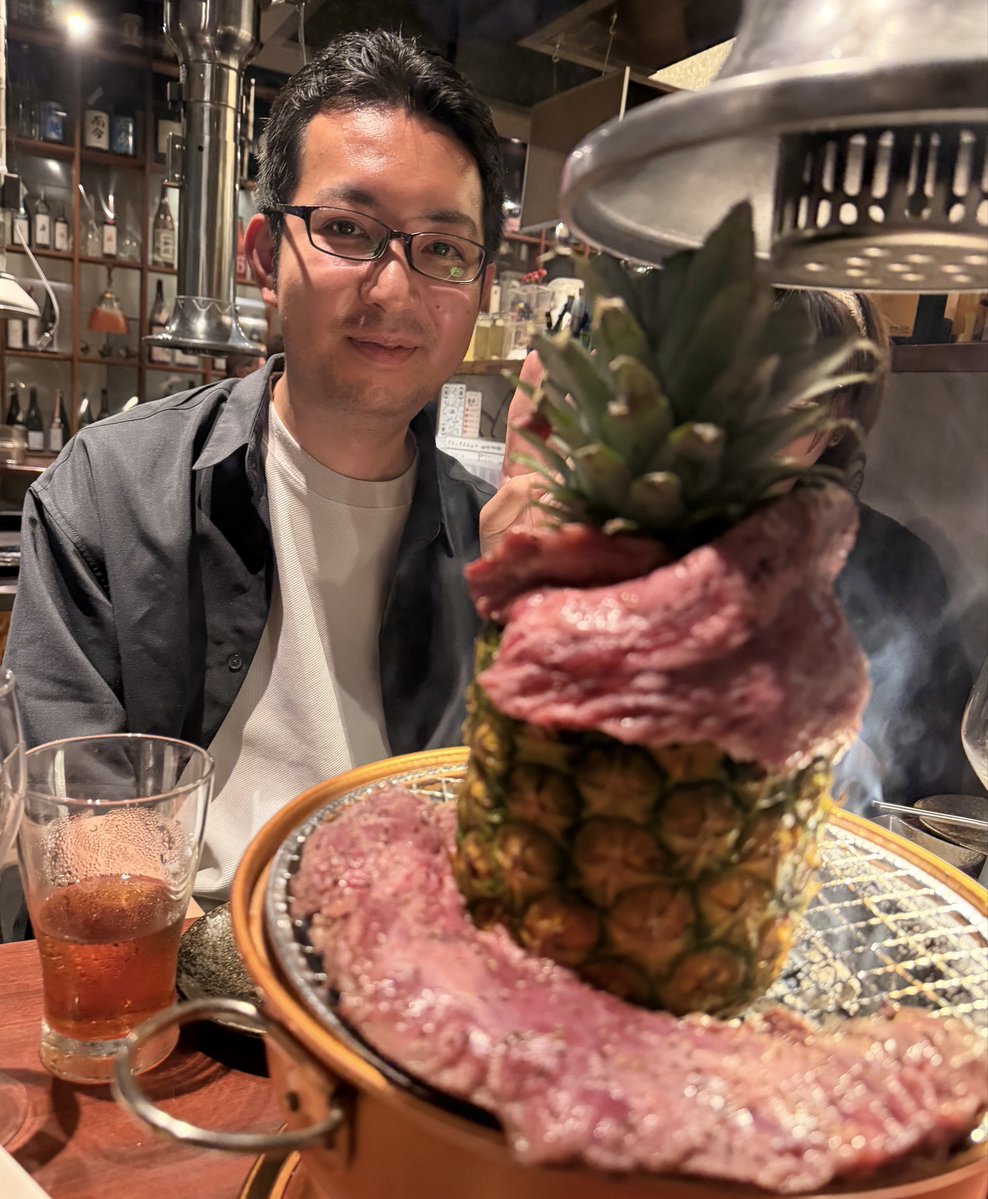 YasumiMatsuno's tweet photo. 昨夜は、先ごろご結婚された麻雀プロ・山田史佳さんのお祝いを兼ねて、日吉辰哉さんと一緒に錦糸町の「とんつう」へ。

シャンパンで乾杯し、「肉約の塔」などの名物メニューを堪能🥂🥩
その後は雀荘へ移動し、麻雀の特訓まで受けることに😂😂😂

深夜遅くまでお付き合いいただき、本当にありがとうございました！
とても楽しいひとときでした😆

#とんつう
#山田史佳
#日吉辰哉