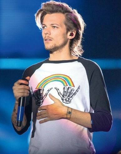 timeisupforus's tweet photo. THE WAY NOBODY UNDERSTANDS THE SIGNIFICANCE OF LOUIS WEARING THAT RAINBOW SHIRT 

THERE WAS A RAINBOW DIRECTION PROJECT, THEY HAD AMBASSADORS WHO REPRESENTED THEM AT EVERY SHOW

HE WORE THIS SHIRT WHEN THEY DIDNT HAVE A REPRESENTATIVE 

HE WORE IT IN SUPPORT OF RAINBOW DIRECTION https://t.co/654HVuieu6