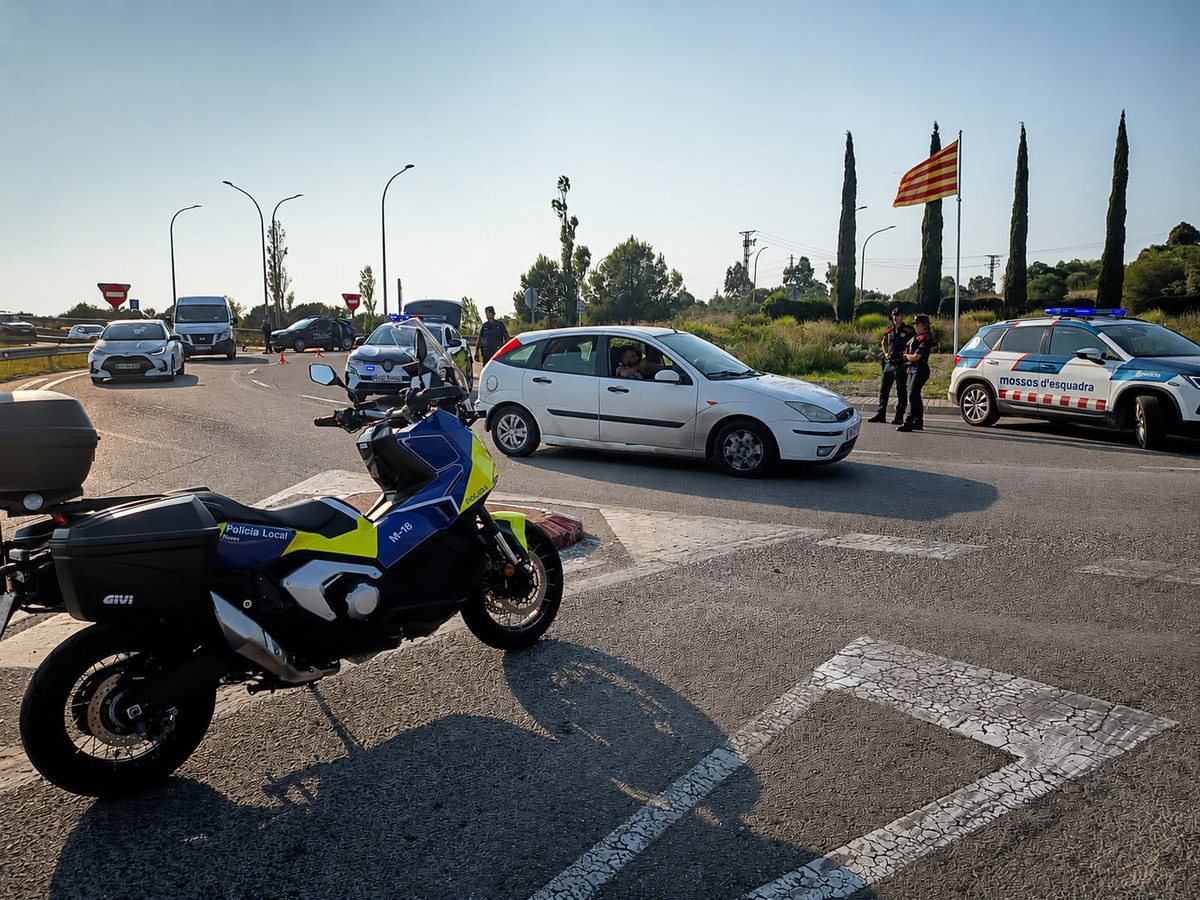 AjRoses's tweet photo. 🚔 ⚠️ Un nou operatiu policial contra la venda il·legal del top manta realitzat el dijous 30 de juliol a Roses ha donat com a resultat la confiscació d’un total de 1.207 articles 🛑
ℹ️ Més informació: https://t.co/hylhCnskwi
#aRoses https://t.co/edl1ZHrKrU