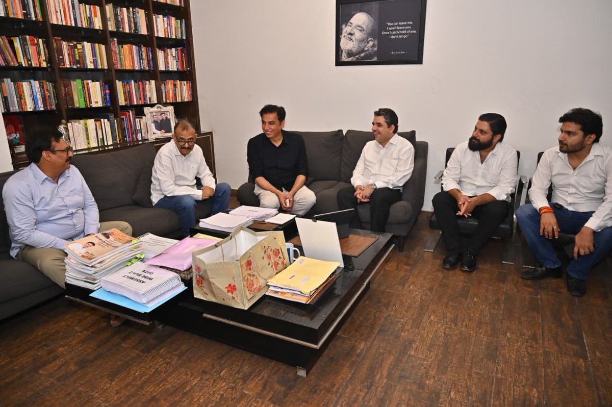 devendrayadvinc's tweet photo. आज दिल्ली बार काउंसिल के सदस्य के रूप में तीसरी बार निर्वाचित होने पर श्री नितिन अहलावत जी ने आवास पर आकर शिष्टाचार भेंट की।

पूर्ण विश्वास है कि आप न्याय, संविधान और जनहित के प्रति अपनी प्रतिबद्धता के साथ अधिवक्ताओं एवं समाज के हित में प्रभावी भूमिका निभाते रहेंगे।

उज्ज्वल कार्यकाल के लिए पुनः हार्दिक शुभकामनाएँ।