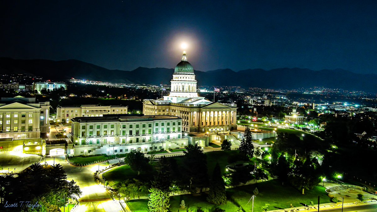 Grallon's tweet photo. The beautiful #Utah #StateCapitol lit up under a full #moon 
#fullmoon #utahgov @UtahGov @GovCox @utahmammoth @NWSSaltLakeCity @sltrib @slcmayor @SLCoMayor @LGHendersonUtah @KUTV2News @weatherchannel @fox13 @FOXWeatherDesk @ABC4 https://t.co/w5f3tkedlG