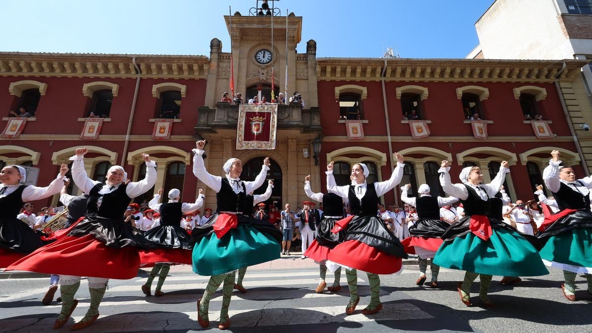 javierremirez's tweet photo. 😃Siempre es un placer acudir a Estella-Lizarra en el inicio de sus fiestas. Gracias @psnestella!! Jai zoriontsuak!!

🔻Que disfrutéis a tope estellicas en estos días tan especiales llenas de encuentros y jolgorio!!

🟪Y siempre desde el respeto! No al machismo!!! https://t.co/oLD0rQFqyh