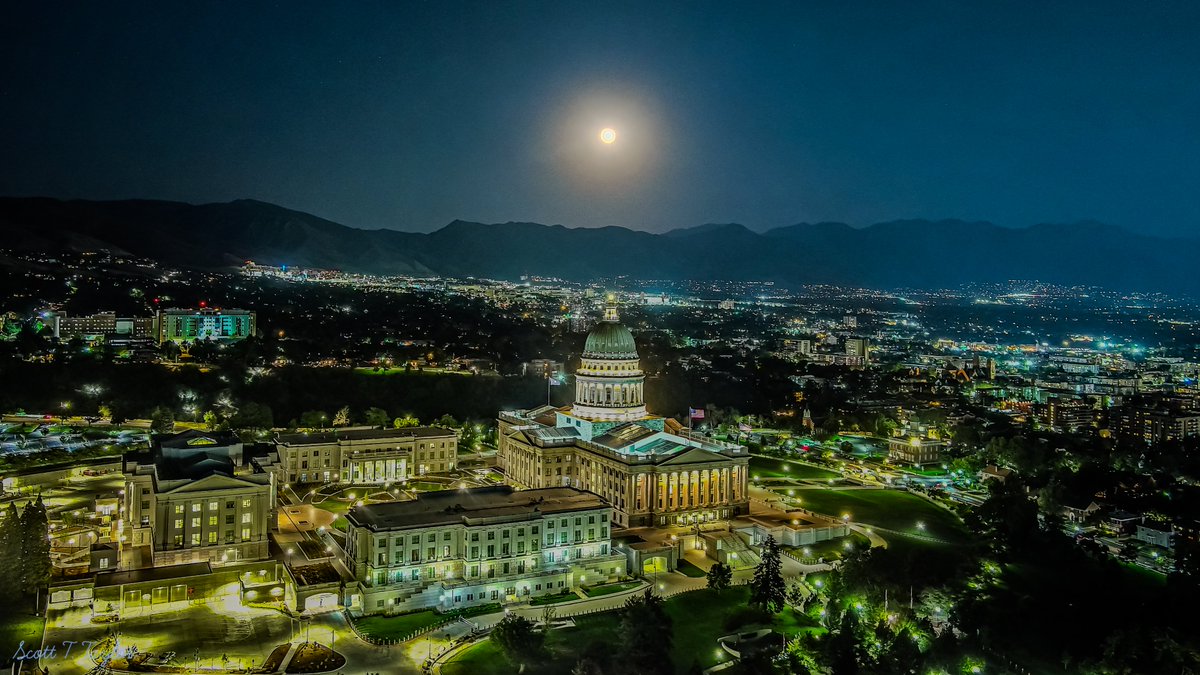 Grallon's tweet photo. The beautiful #Utah #StateCapitol lit up under a full #moon 
#fullmoon #utahgov @UtahGov @GovCox @utahmammoth @NWSSaltLakeCity @sltrib @slcmayor @SLCoMayor @LGHendersonUtah @KUTV2News @weatherchannel @fox13 @FOXWeatherDesk @ABC4 https://t.co/w5f3tkedlG
