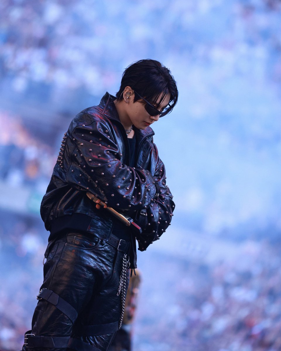 InfoJungkookBR's tweet photo. ⟡ Benjamin Cazenave, Diretor de Relações VIP e Alta Costura da Balenciaga, começou a seguir Jungkook no Instagram

Na Balenciaga, Benjamin é responsável pelo relacionamento da marca com celebridades e embaixadores, além de supervisionar colaborações especiais, looks para eventos e estratégias de imagem