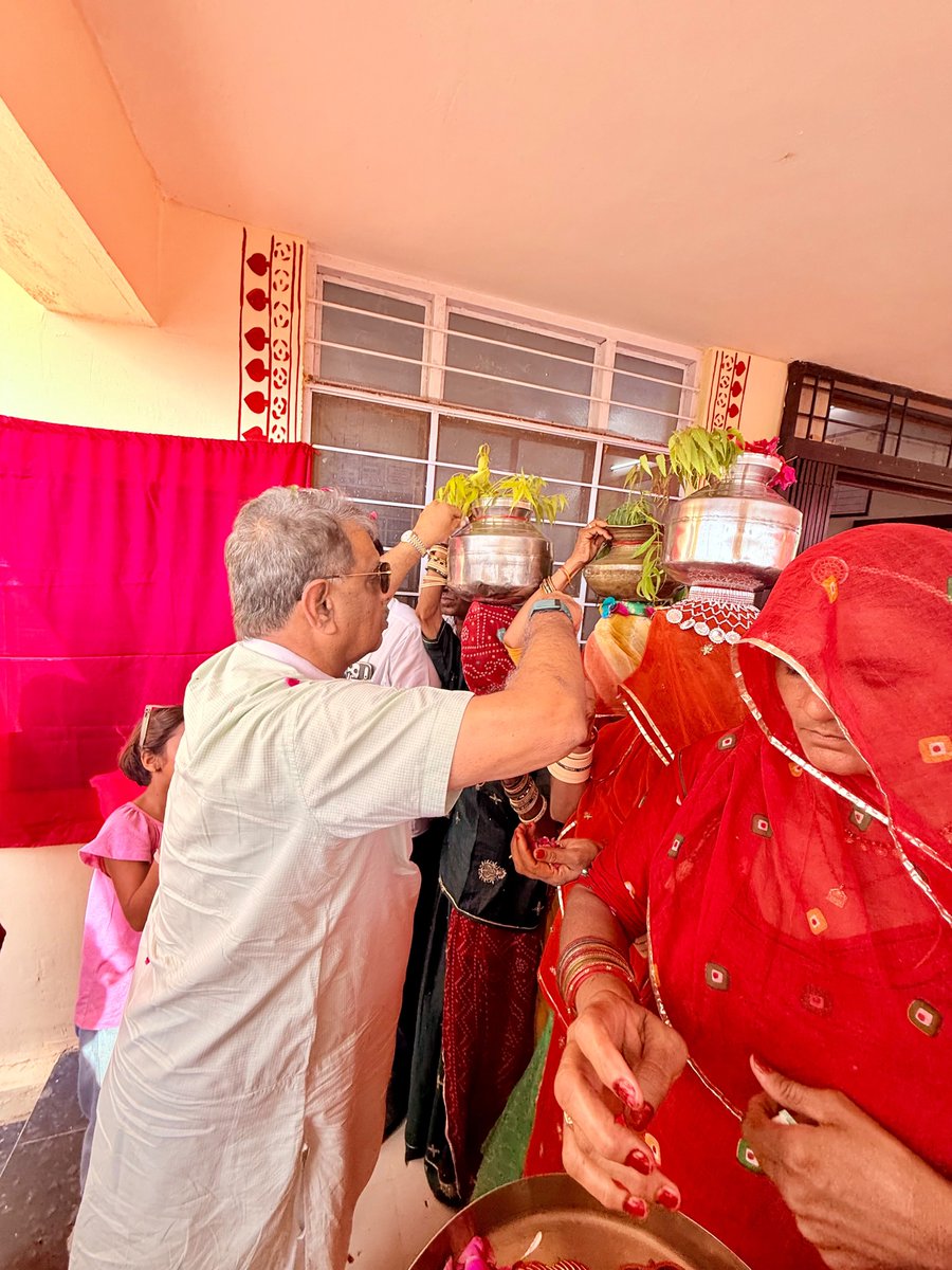 GajendraKhimsar's tweet photo. 📍खींवसर

आज खींवसर में नवस्वीकृत उप स्वास्थ्य केंद्र हमीराणा के नवीन भवन का आज शुभ उद्घाटन संपन्न हुआ। यह भवन क्षेत्र के नागरिकों को अधिक सुलभ, सुदृढ़ एवं गुणवत्तापूर्ण स्वास्थ्य सेवाएं उपलब्ध कराने में महत्वपूर���ण भूमिका निभाएगा।

स्वास्थ्य सुविधाओं के विस्तार और जनकल्या�� के संकल्प को आगे बढ़ाते हुए प्रधानमंत्री श्री नरेंद्र मोदी जी के मार्गदर्शन एवं मुख्यमंत्री श्री भजनलाल शर्मा जी के नेतृत्व में प्रदेश में स्वास्थ्य अधोसंरचना को लगातार सशक्त बनाया जा रहा है।

इस दौरान मेरे साथ विधायक श्री रेवंतराम जी डांगा भी उपस्थित रहें।

#Hamirana#SubHealthCentre