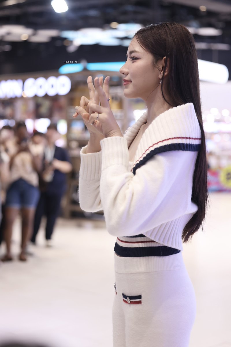 _199931percent's tweet photo. 260731

I’m a huge fan of side profiles

RoundLab x MieAya  
#RoundLabTH
#MieAya  #Miephat #Ayaorapan https://t.co/zd0xtpWRZq
