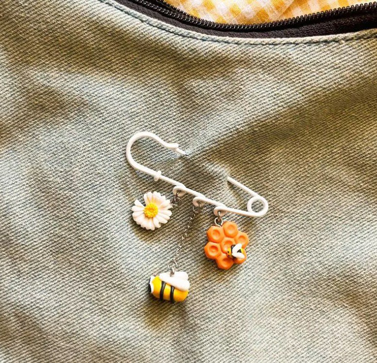 calestfi's tweet photo. my favorite little finds lately 🐝🤍 https://t.co/UW6oU45AIT