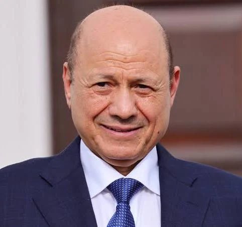 EbtesamAbudoni1's tweet photo. 📢 على الطاير..
دار يوم أمس حوار بيني وبين أحد أفراد أسرة العليمي من الموظفين في مكتب رئاسة الجمهورية (مكتب رئاسة شركة العليمي إخوان). 

وكان الحديث حول تراجع الدكتور رشاد عن قرار التعديل الوزاري بعد الخلافات التي نشبت بينه وبين أعضاء مجلس القيادة.
الغريب في الأمر أن صاحبنا كرر أكثر من مرة خلال الحوار وبتبجح منقطع النظير - العبرة بالخواتيم -
لا تقولوا إلا رئاسة الجمهورية، والدولة أصبحت ملكاً خاصاً لآل العليمي.

هذا الكلام دفعني للبحث والتقصي عن مصدر هذه الثقة المفرطة، فتبين لي أن هناك خطة جديدة أعدها الدكتور رشاد العليمي (رئيس مجلس القيادة الرئاسي) بالتعاون مع مركز صنعاء للدراسات (الأستاذ ماجد المذحجي، الذي كان في ضيافة فخامته خلال الأيام الماضية).

تتلخص هذه الخطة في العمل مع الجانبين الأمريكي والبريطاني لوضع استراتيجية جديدة لإعادة هيكلة مجلس القيادة الرئاسي، بما يضمن تمكين العليمي من الانفراد بالقرارات الجمهورية كحق حصري مطلق له وحده، مع تحويل بقية أعضاء المجلس إلى مجرد مستشارين لا أكثر.

والأنكأ من ذلك، أن العمل على تنفيذ الخطة قد بدأ بالفعل؛ حيث صدرت التوجيهات بنشر مقالات تتضمن تحايلات قانونية مغلوطة فيها التفافاً صريحاً على إعلان نقل السلطة، بالتوازي مع الإعداد لتسيير مظاهرات تُظهر دعماً شعبياً زائفاً لفخامته ولقراراته المرتقبة.

ملاحظة: معظم الموظفين في مكتب رئاسة العليمي إخوان إما من ال العليمي أو من أقاربهم وأصهارهم الذي أعرفهم أنا بس من بيت العليمي في مكتب رئاسة الجمهورية ثلاثة:
يوسف العليمي 
عبدالكريم العليمي 
حارث العليمي

وهذا علمي ولا جاكم..
جمعتكم مباركة
وطاب مقيلكم.