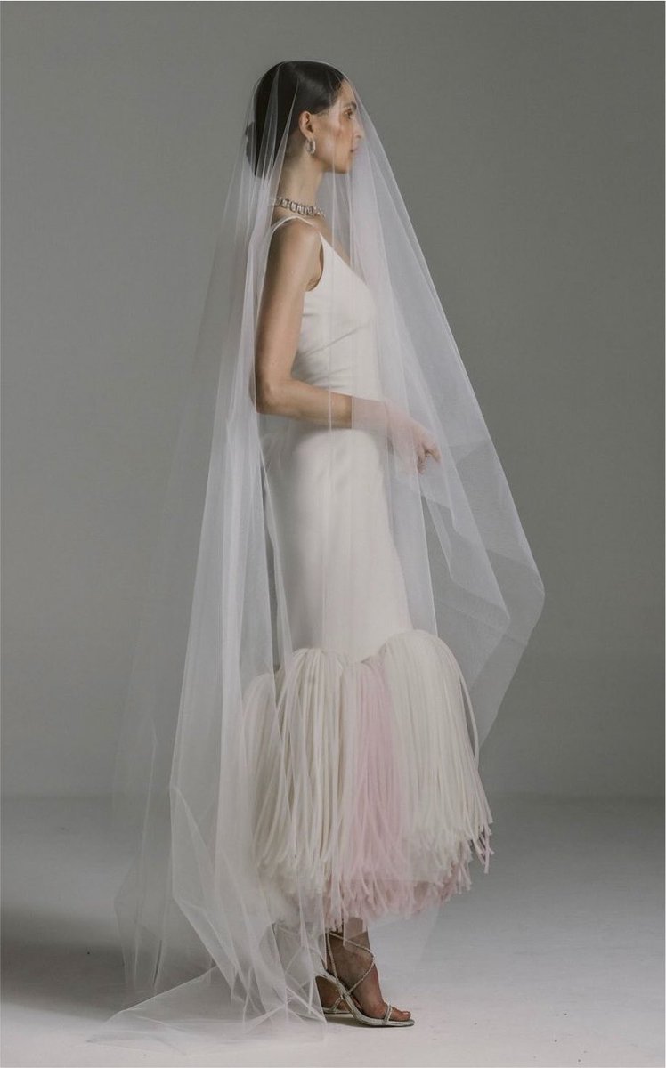 _Mo_View's tweet photo. Dress by Kris Goyri   he DID it again https://t.co/QC686h6Zi1