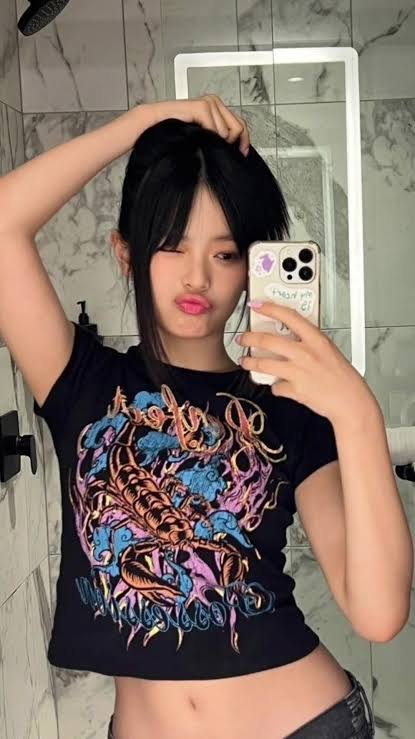 DailyHanni15's tweet photo. They said you can’t be cute, hot, and baddie at the same time…
#Hanni heard them and said ‘watch me’

#NewJeans https://t.co/EwQHdFAD4w