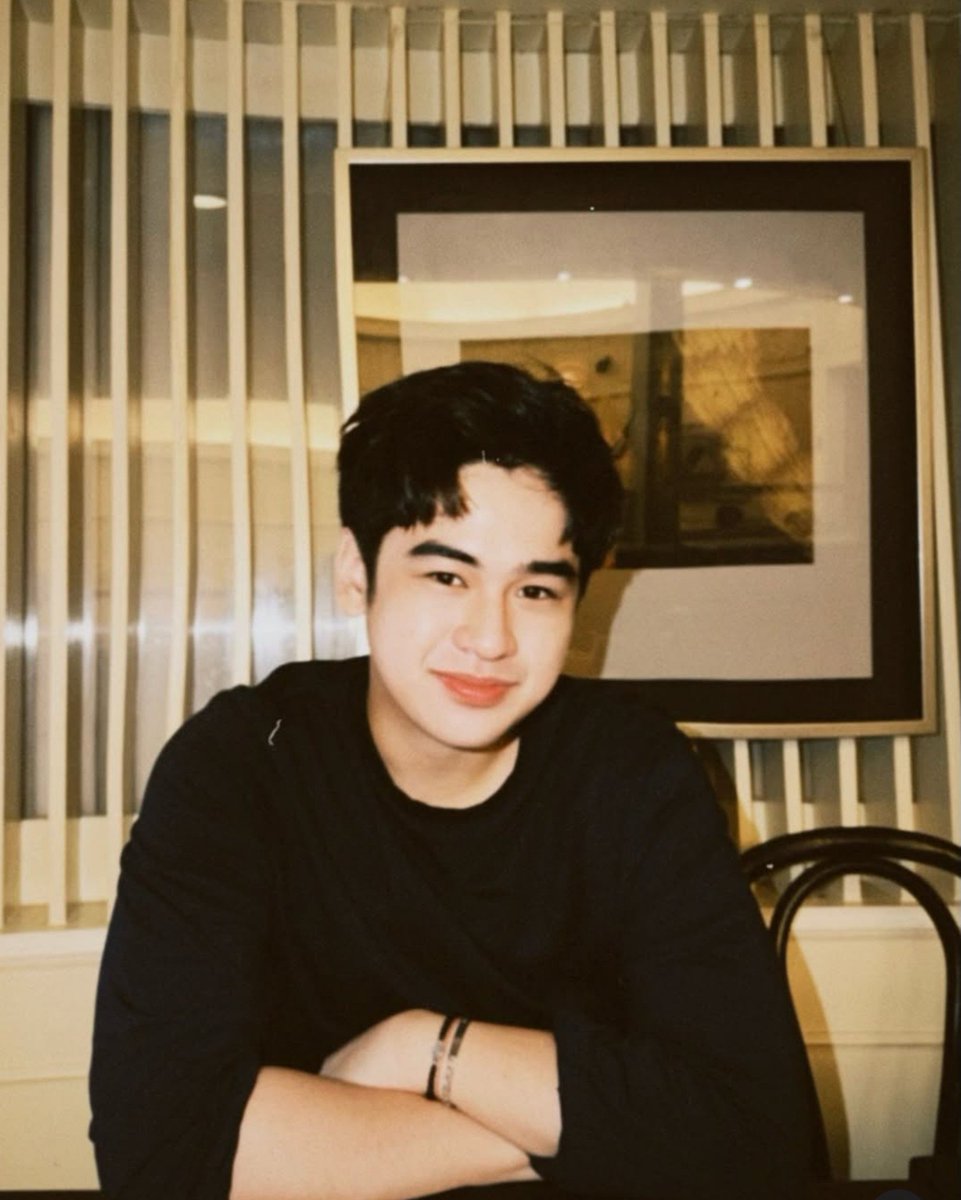 dumppyszx's tweet photo. wag mo kami ngitian at titigan ng ganyan HAHA https://t.co/3fMbI4xsn4