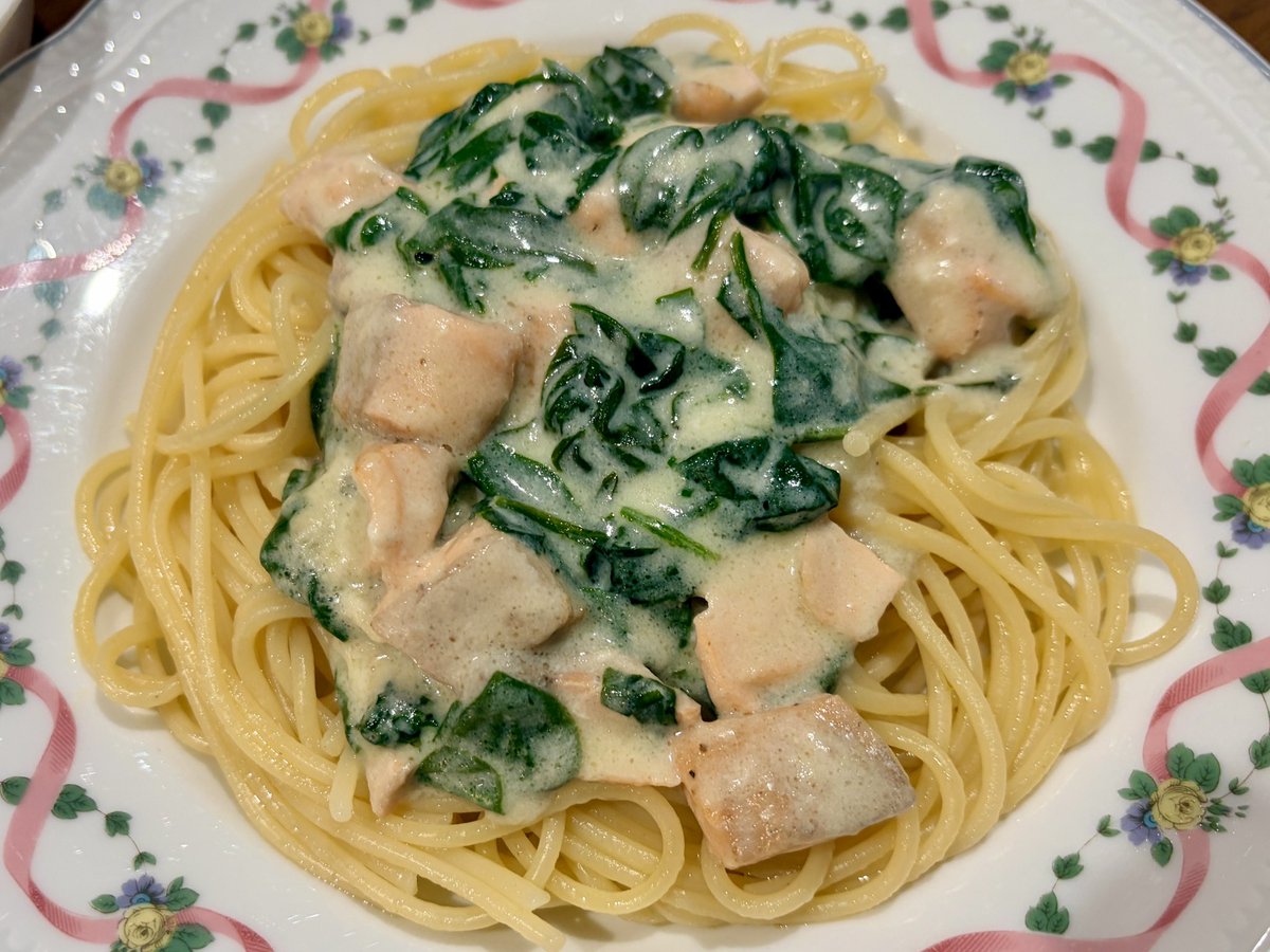 Yuidon26's tweet photo. なんちゃってイタリアン🤭
ってかこれイタリアンかなぁ🙄
サーモンとほうれん草のクリームパスタとトマトと生ハムのバジルサラダ🤗
美味しかったからなんでもいいか😜 https://t.co/tZs3gMWRHN