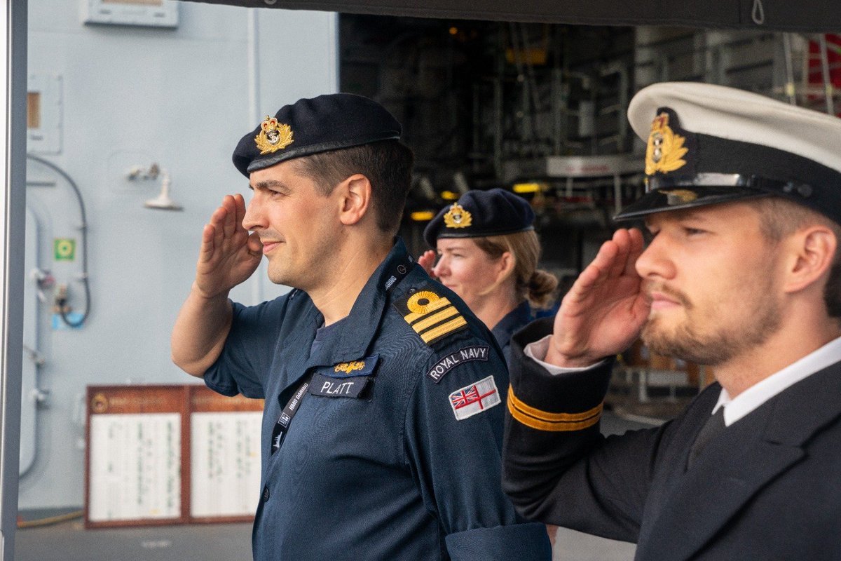 HMSDaring's tweet photo. It's over a decade since ACM Sir Rich Knighton last visited the Ship in his then capacity as Station Commander of @RAF_Wittering. 

This time he stopped by as @UKCDS_MOD to check our progress! 🛠🚢

Don't leave it so long next time, Sir!

@GenGJenkinsRM
@HMNBPortsmouth
#Backtosea https://t.co/cyqsvStlml