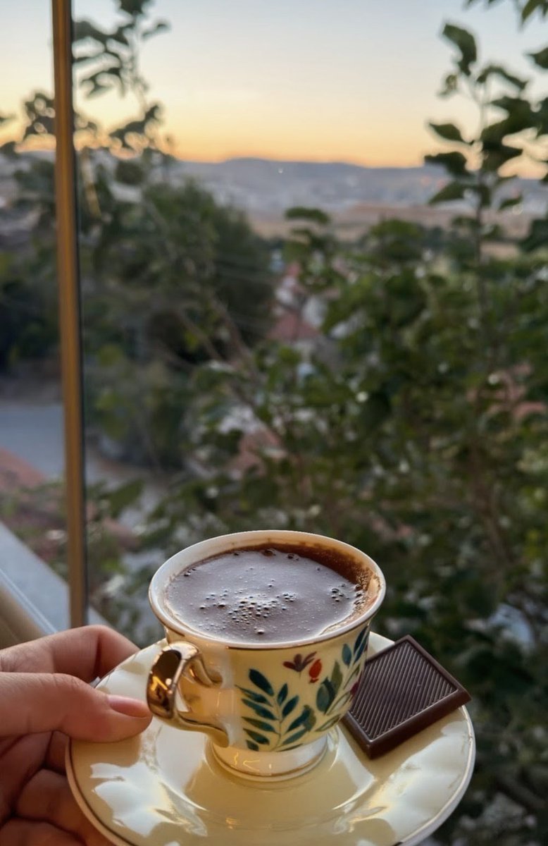 kum_havuzu's tweet photo. Gözüm hiç yükseklerde olmadı.

Yoldan koparılan ufak bi papatyayla,

Sesini duymak istedim diye gelen bi aramayla,

"Hadi gel bi kahve içelim" teklifiyle,

"Sen bunu çok seversin" diye yapılan küçücük bir jestle:

Dünyanın en mutlu insanı olabilirim.

#cuma https://t.co/VQc8kDxqY7