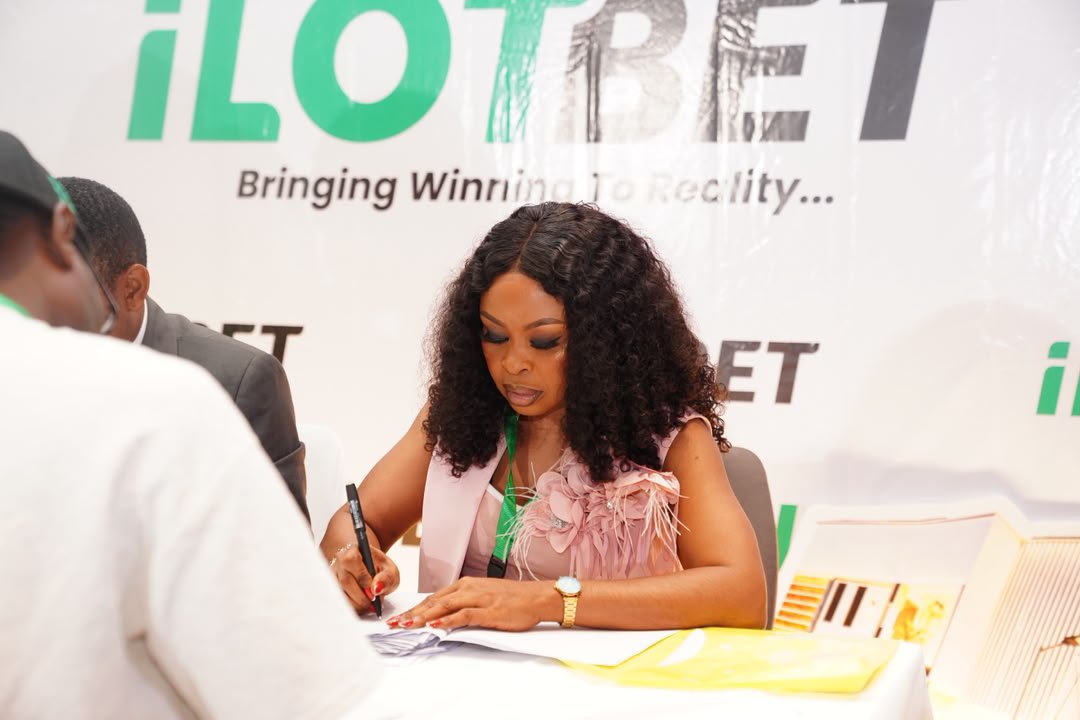 whatsupmike01's tweet photo. From winning the prize to finally holding the ownership documents. This is what a fulfilled promise looks like. Huge congratulations to the winner! 🏠👏 #iLOTBETHouseEvent https://t.co/6kAORRDUZc